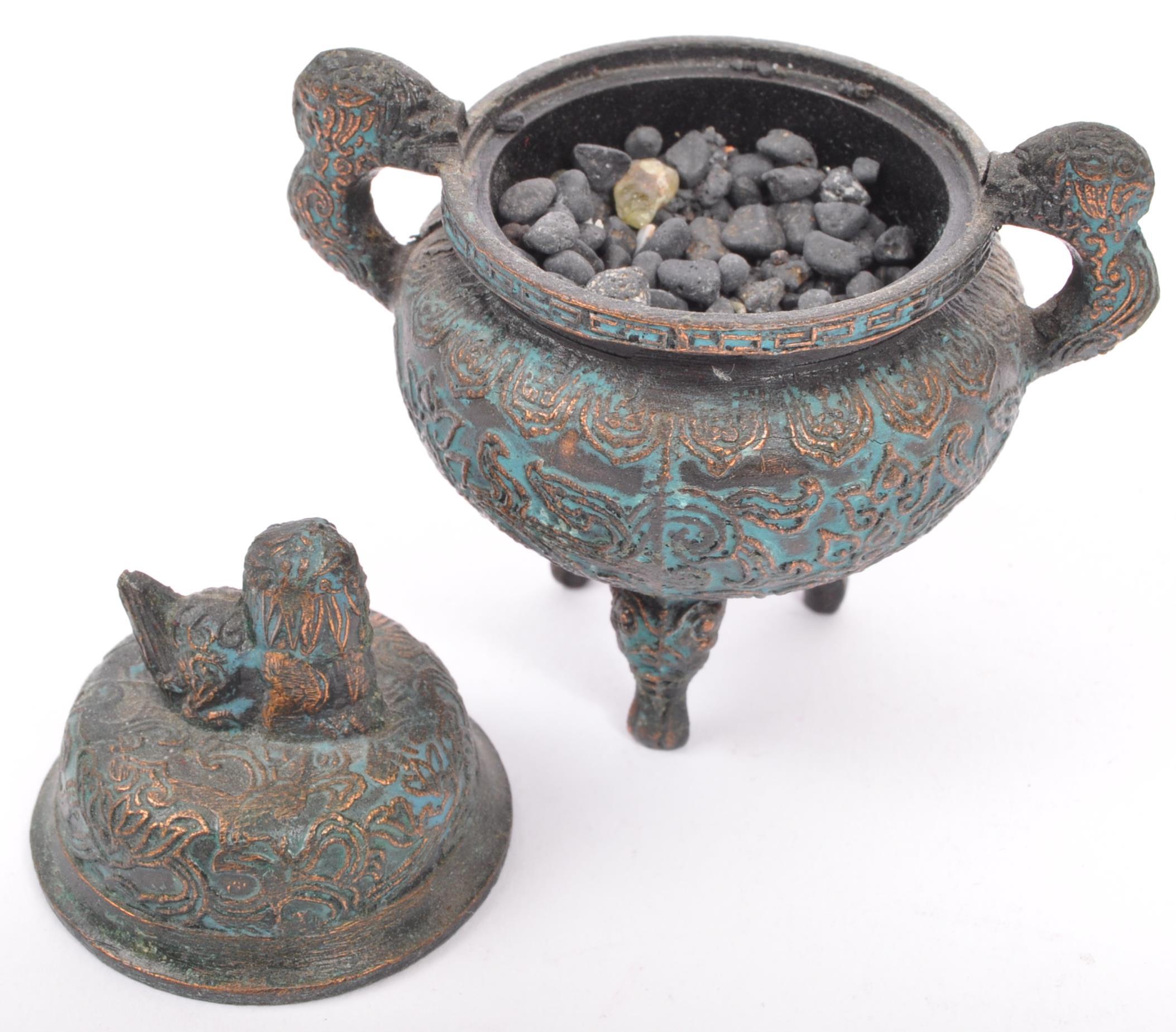 COLLECTION OF CHINESE ARCHAIC BRONZE TRIPOD VESSEL - Image 6 of 7