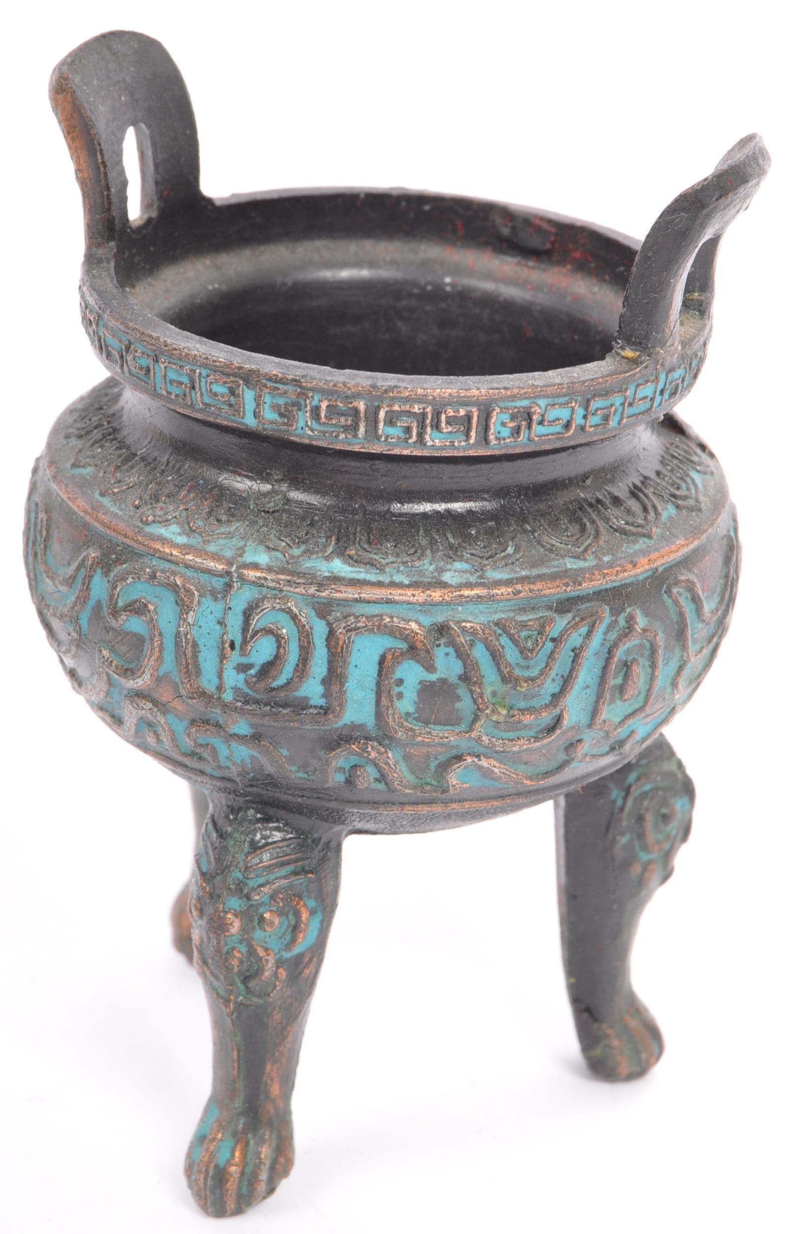 COLLECTION OF CHINESE ARCHAIC BRONZE TRIPOD VESSEL - Image 3 of 7