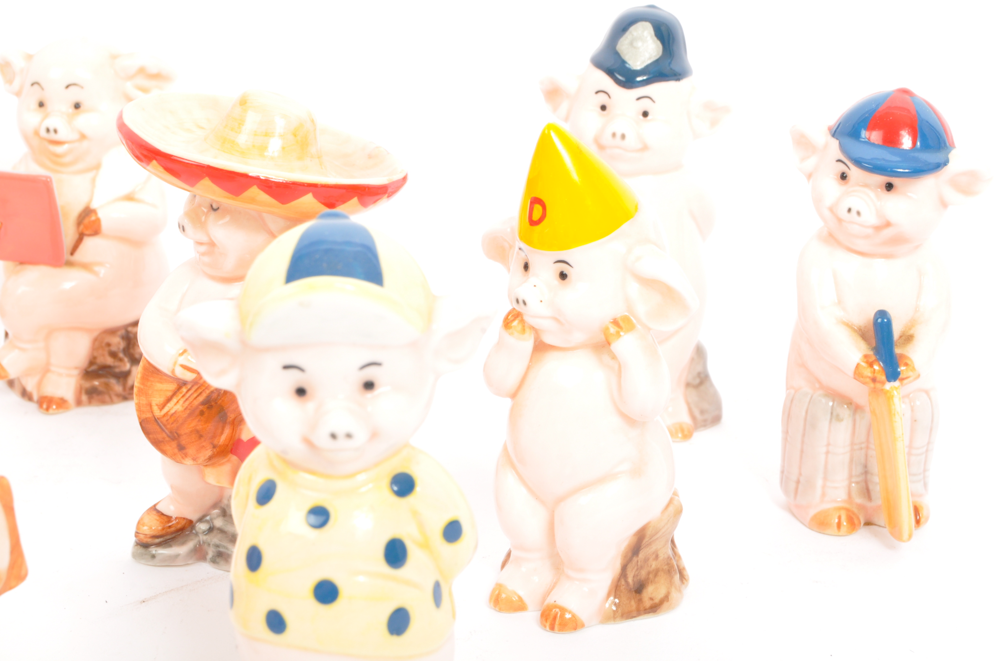 COLLECTION OF VINTAGE DANBURY MINT ' PIGGIES ' FIGURINES - Image 4 of 7