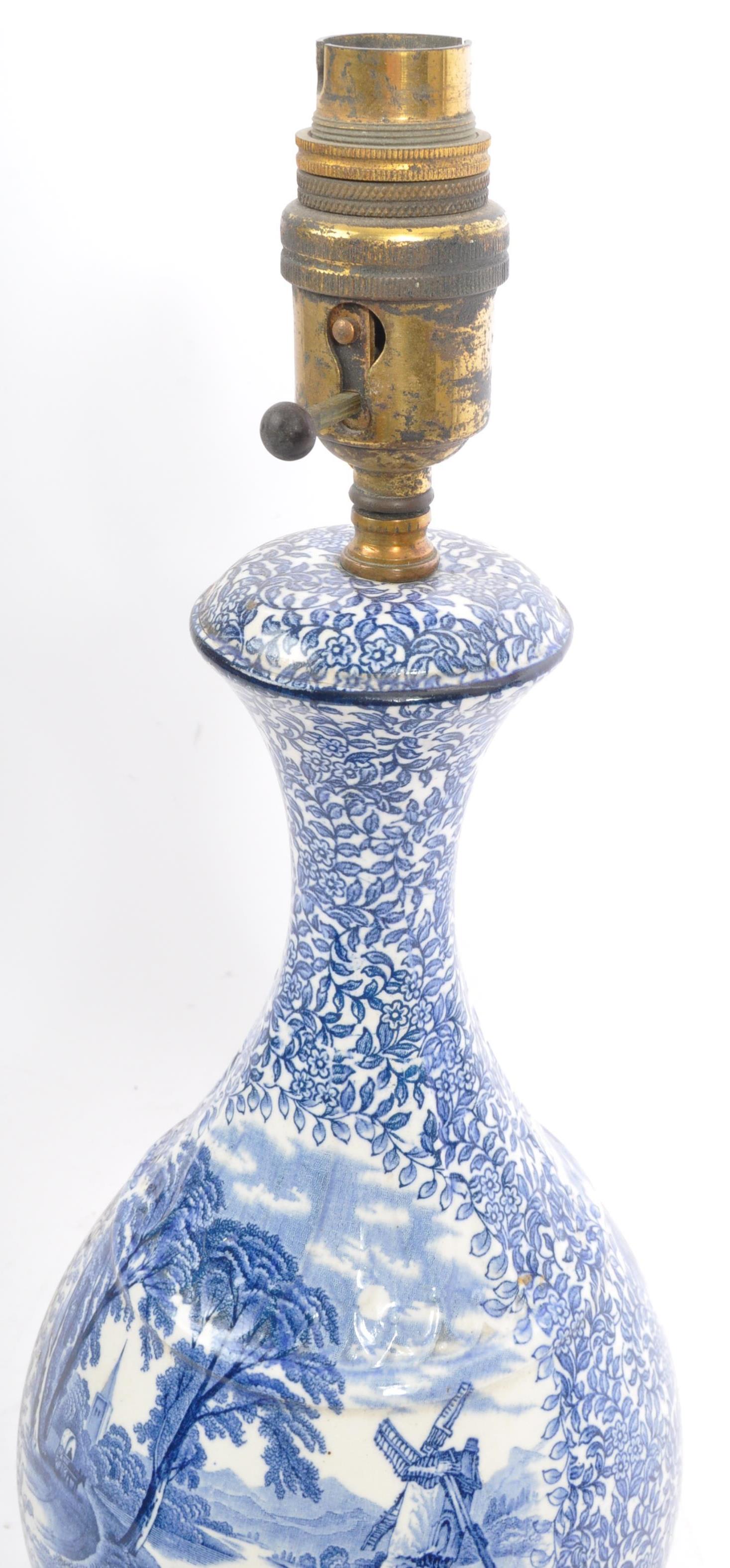 EARLY 20TH CENTURY BLUE & WHITE CERAMIC LAMP BASE - Image 5 of 5