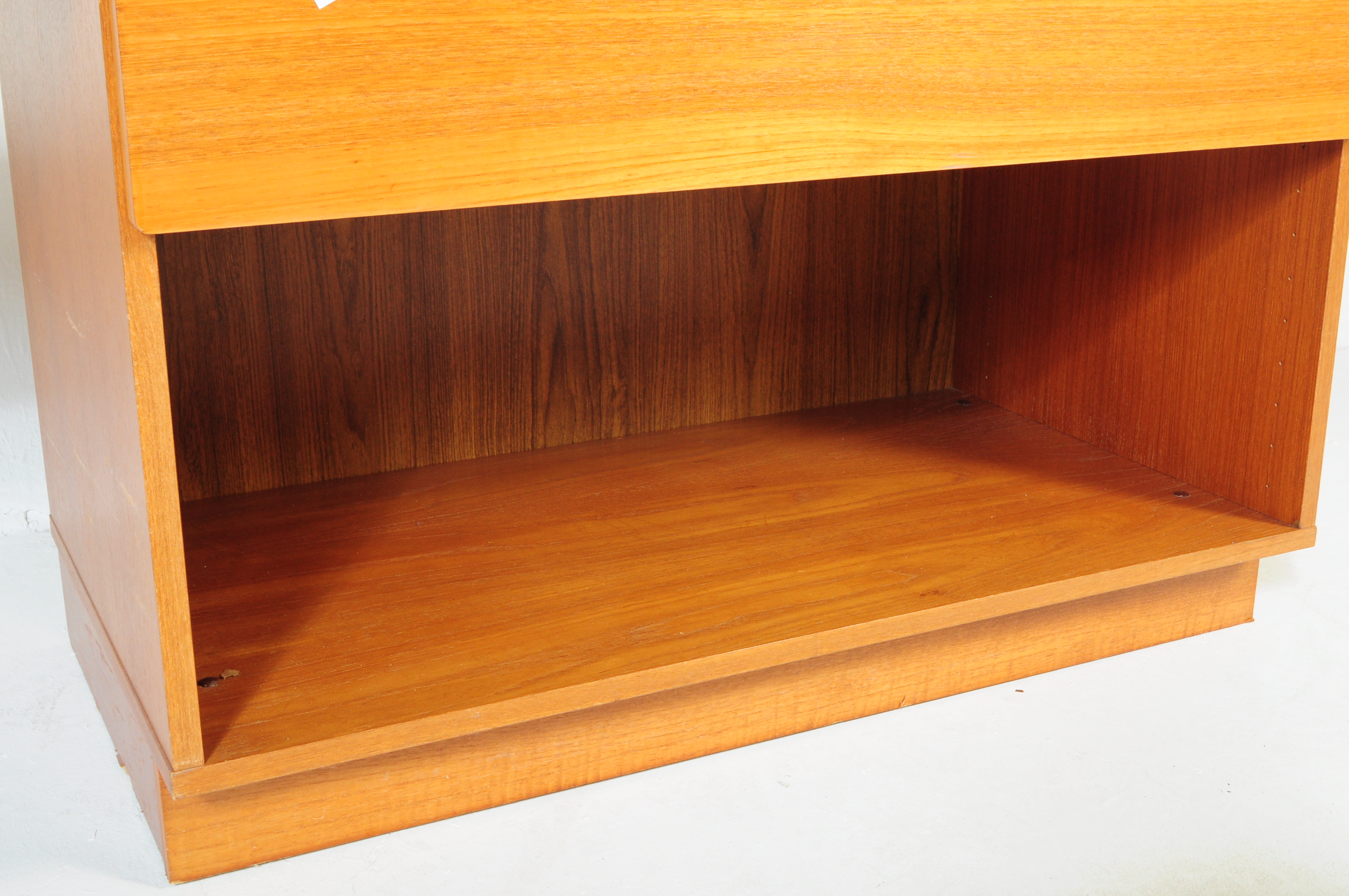 A RETRO MID CENTURY TEAK SIDE CABINET WITH SWIVEL TOP - Image 6 of 6