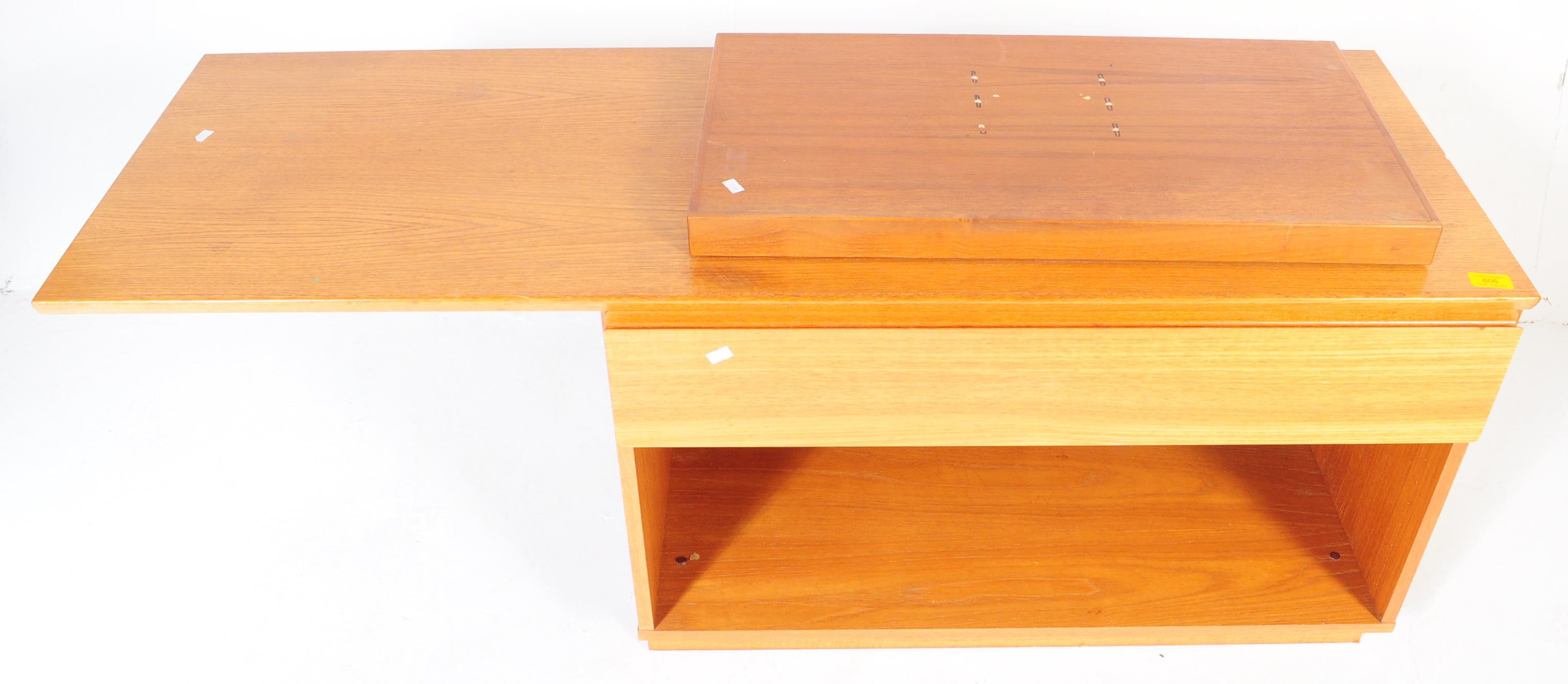 A RETRO MID CENTURY TEAK SIDE CABINET WITH SWIVEL TOP - Image 4 of 6