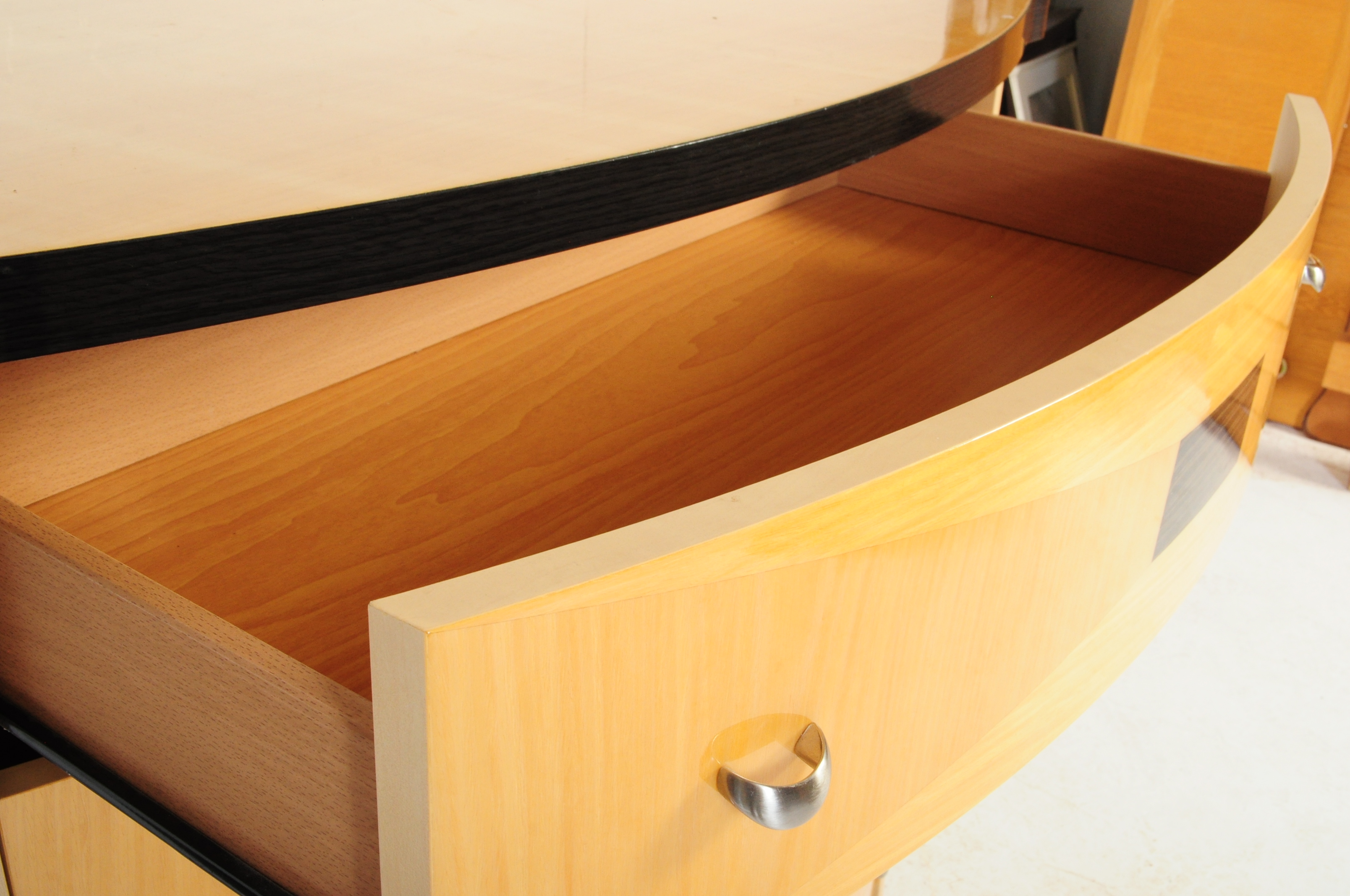 CONTEMPORARY VENEERED BOW FRONT CHEST OF DRAWERS - Image 4 of 6