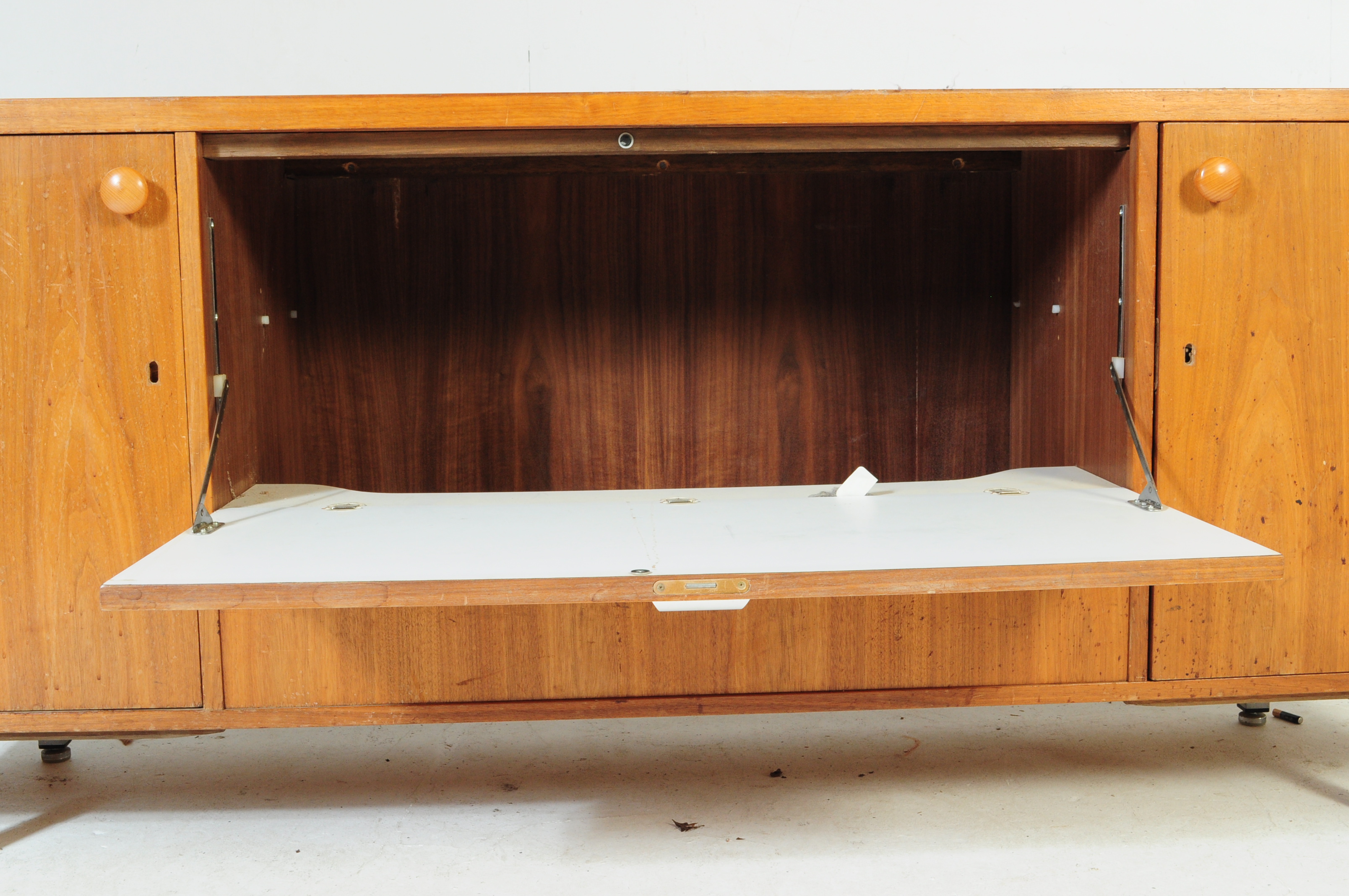 RETRO VINTAGE MID 20TH CENTURY TEAK SIDEBOARD CABINET - Image 5 of 6