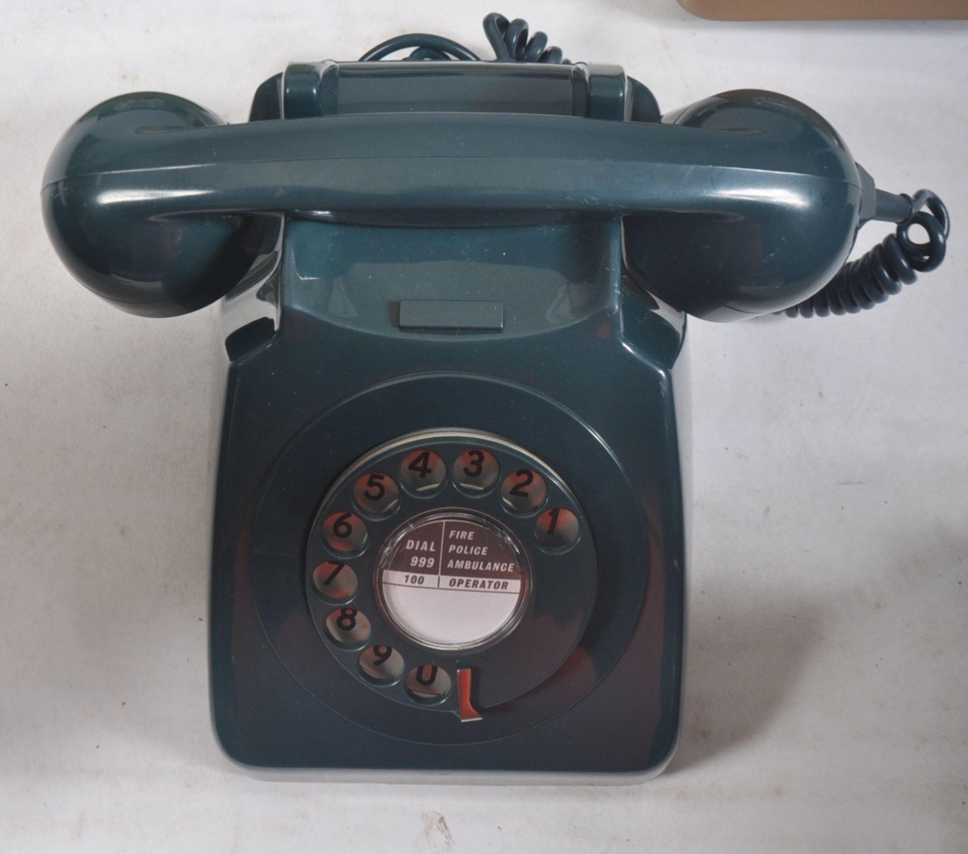 COLLECTION OF SEVEN VINTAGE 1970S ROTARY DIAL PO TELEPHONES - Image 4 of 9