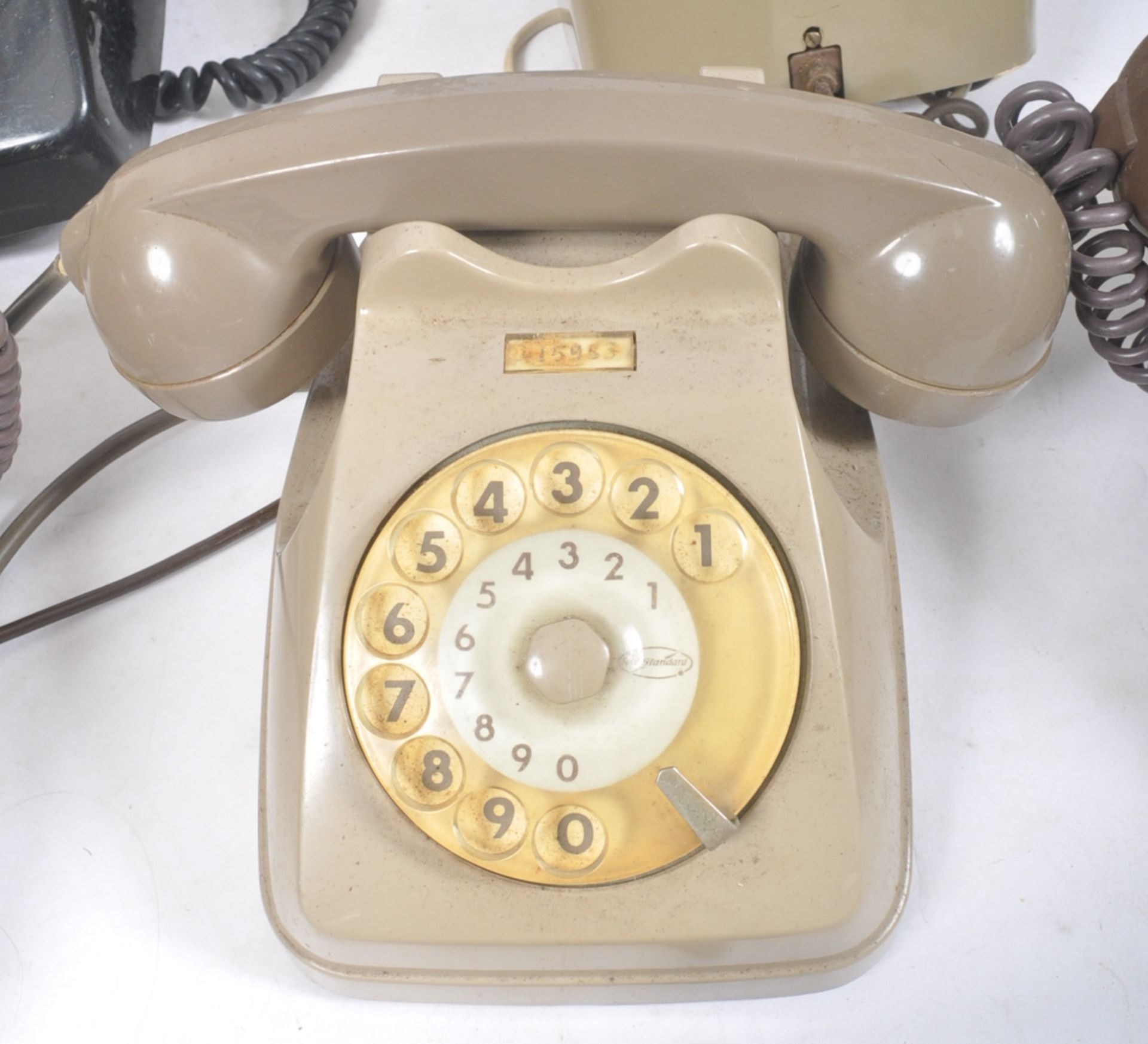 COLLECTION OF TWELVE VINTAGE 1970S ROTARY DIAL TELEPHONES - Image 4 of 7