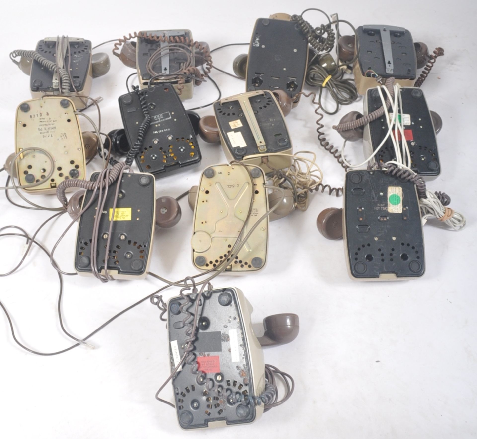 COLLECTION OF TWELVE VINTAGE 1970S ROTARY DIAL TELEPHONES - Image 6 of 7