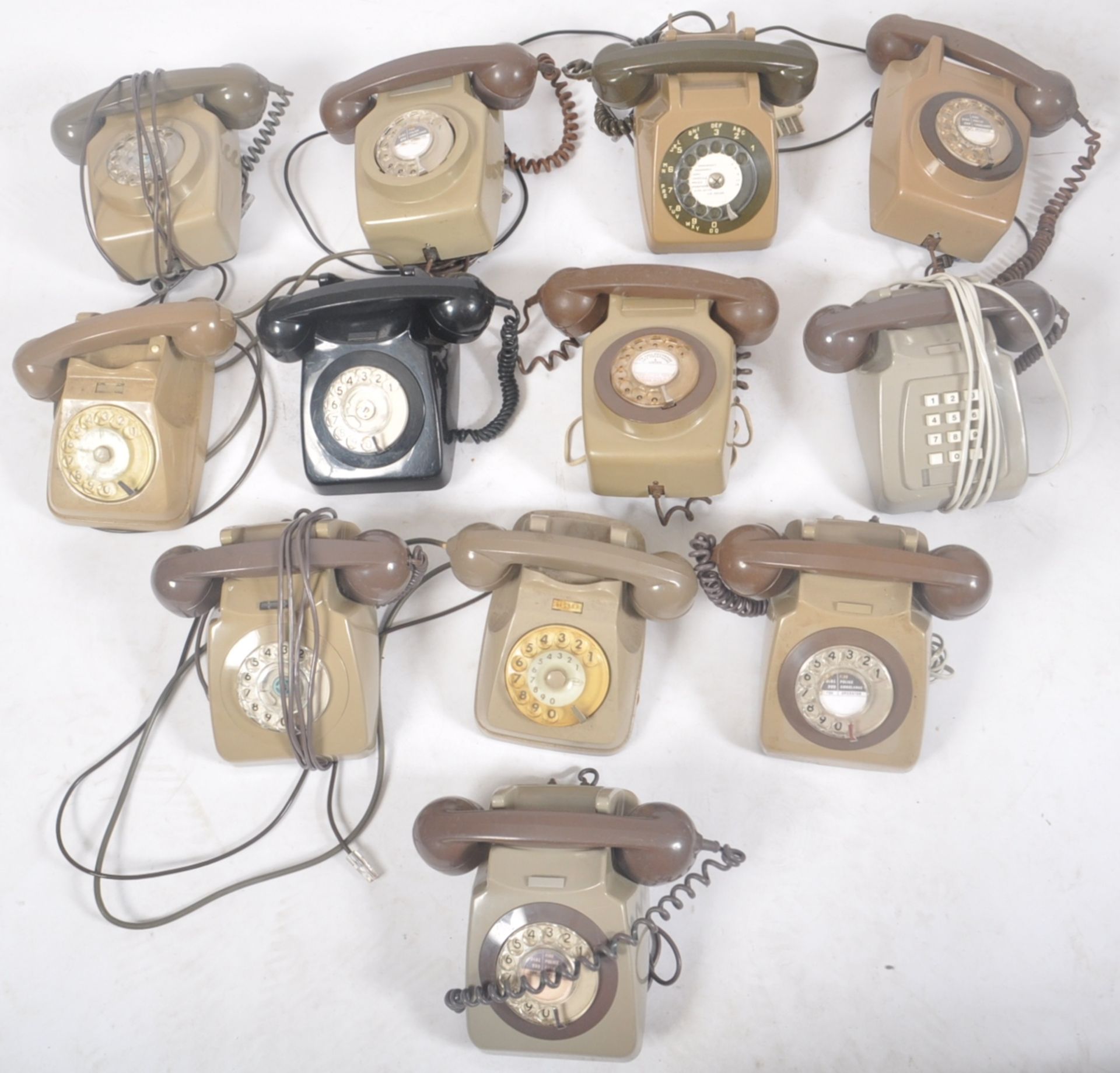 COLLECTION OF TWELVE VINTAGE 1970S ROTARY DIAL TELEPHONES - Image 2 of 7