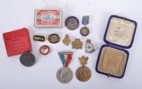 QUANTITY OF EDWARDIAN BADGES AND COMMEMORATIVE MEDALS
