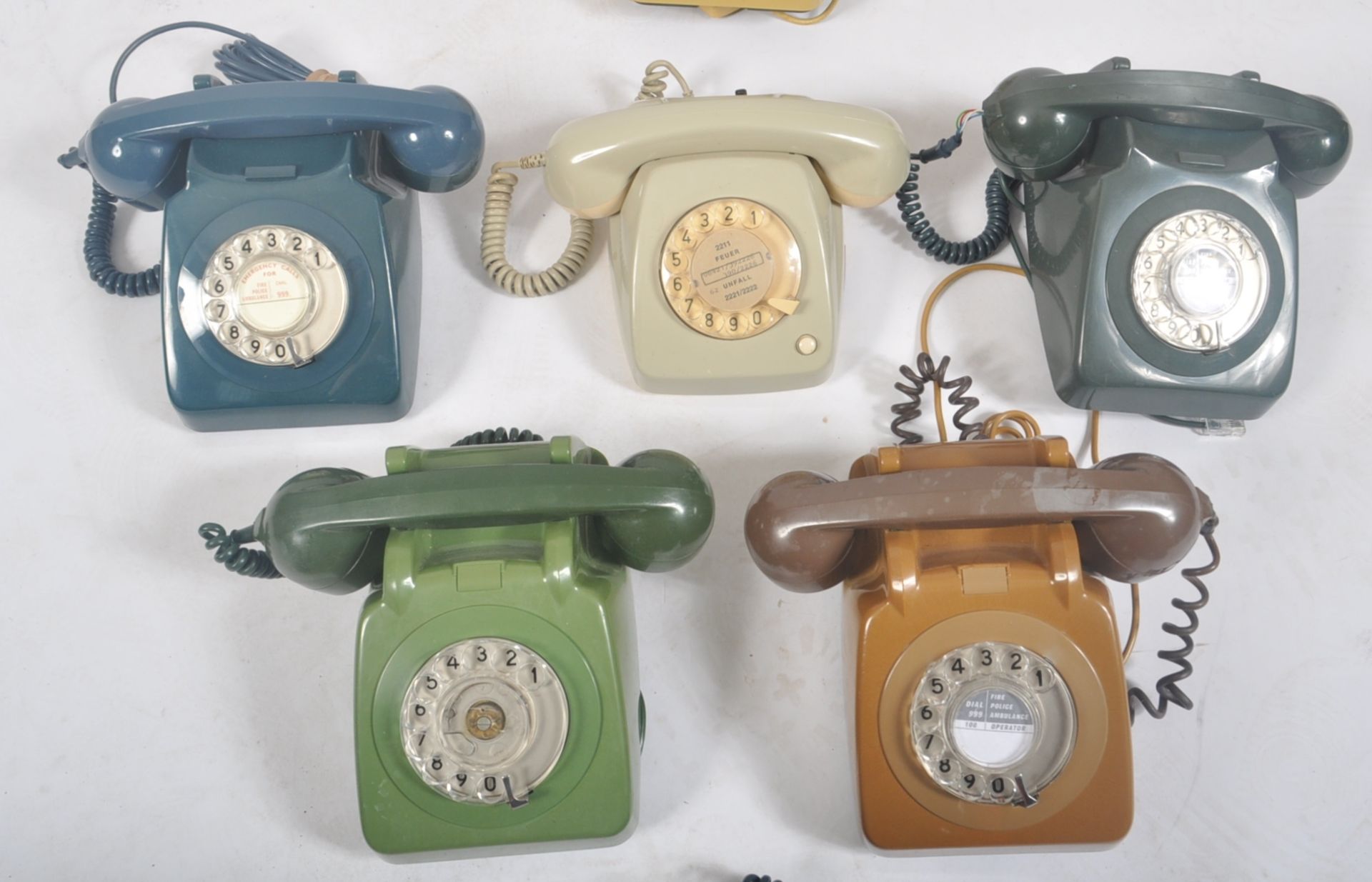 COLLECTION OF SEVEN VINTAGE 1970S ROTARY DIAL PO TELEPHONES - Image 3 of 9