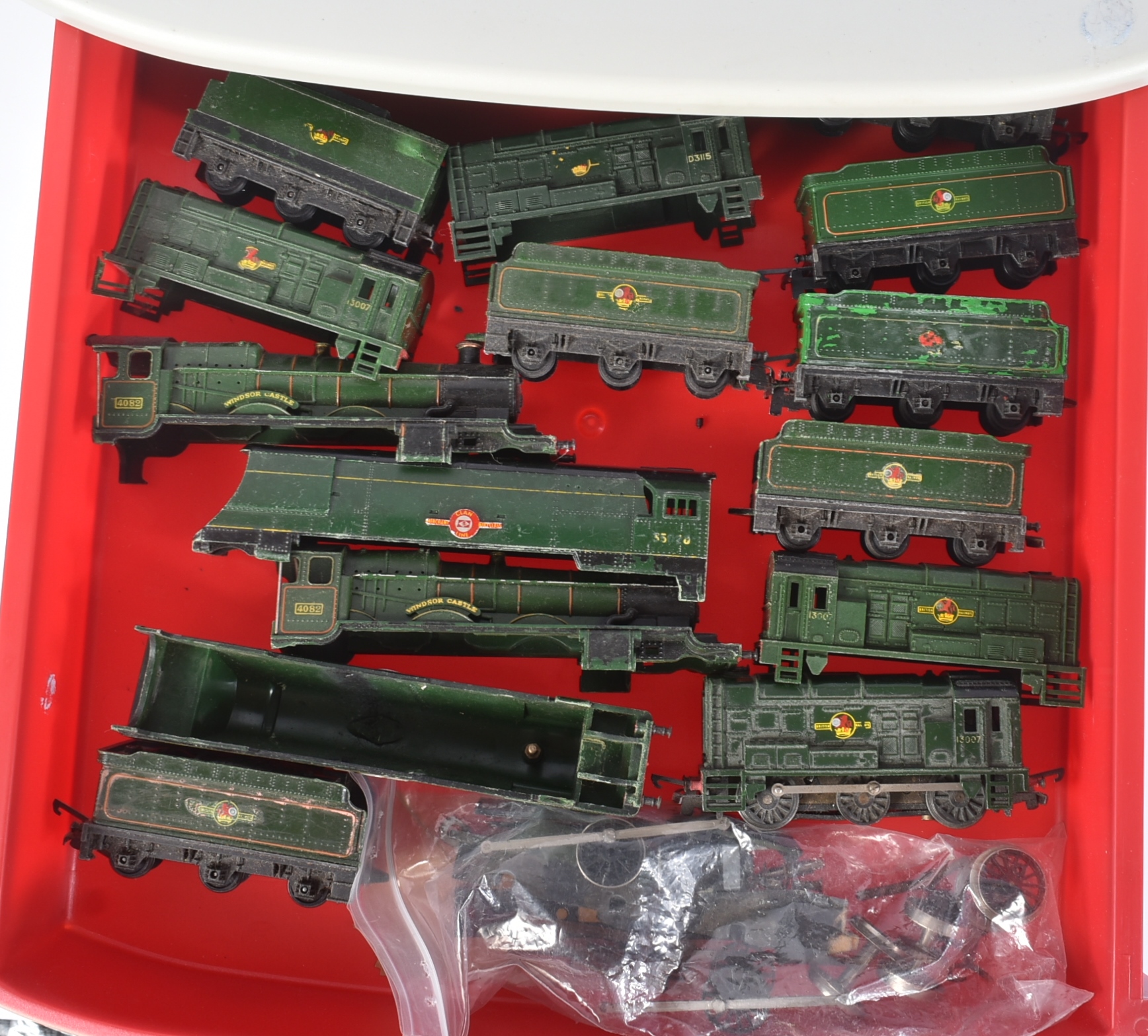 MODEL RAILWAY - COLLECTION OF OO GAUGE LOCOMOTIVE SPARE PARTS - Image 5 of 12