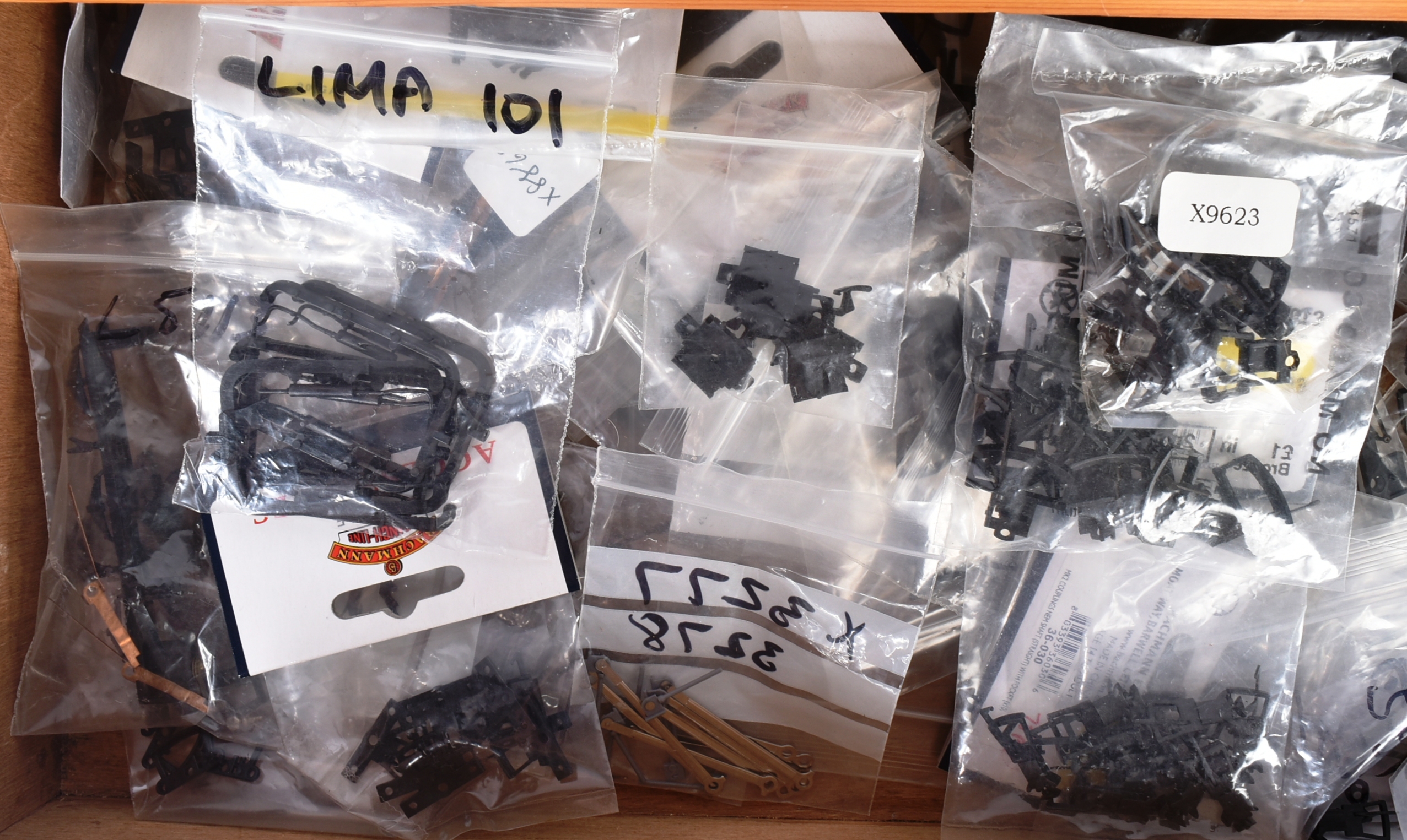 MODEL RAILWAY - COLLECTION OF ASSORTED SPARE PARTS - Image 5 of 7