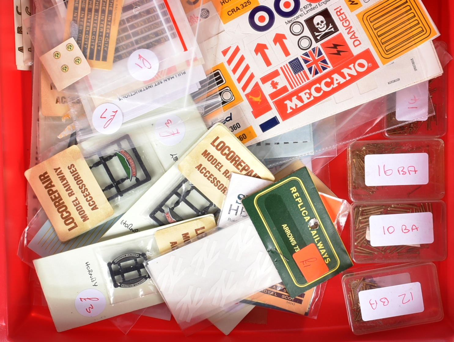 MODEL RAILWAY - COLLECTION OF ASSORTED SPARE PARTS & ACCESSORIES - Image 4 of 6