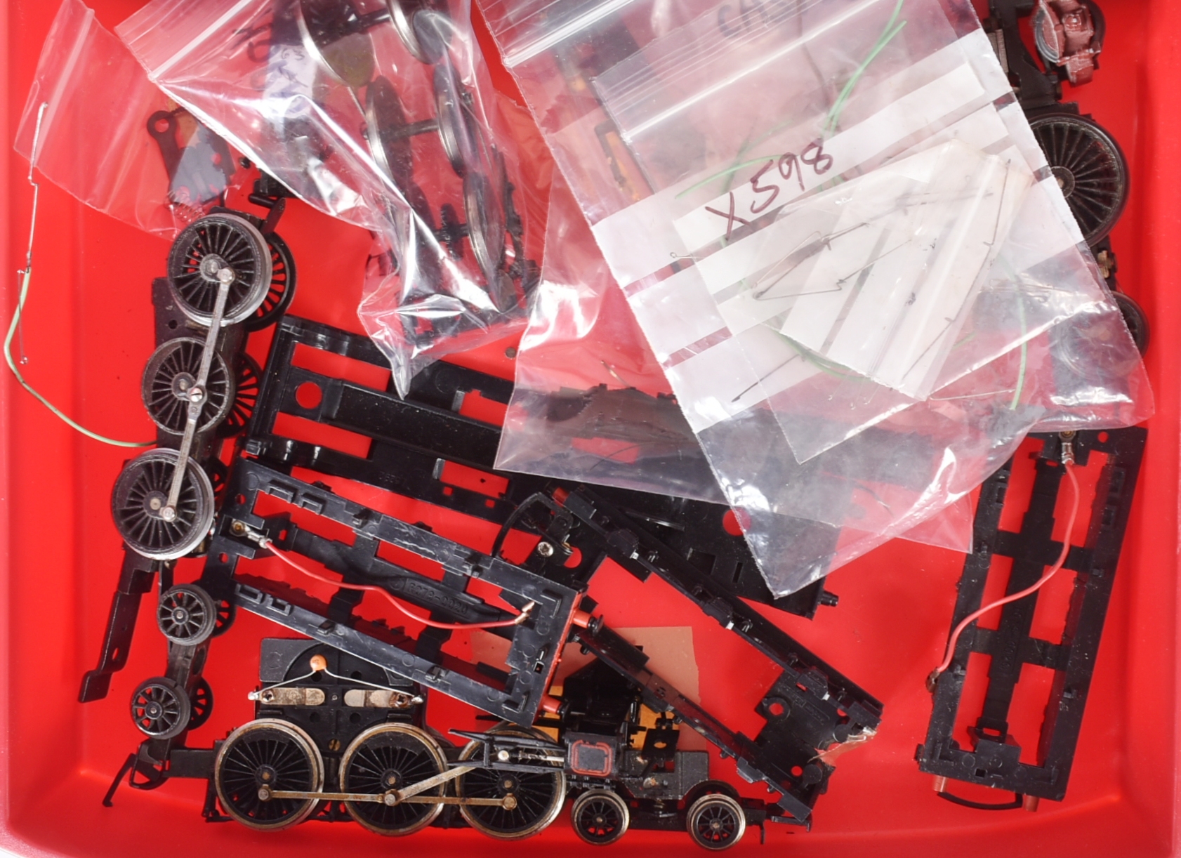 MODEL RAILWAY - COLLECTION OF ASSORTED SPARE PARTS & ACCESSORIES - Image 3 of 6