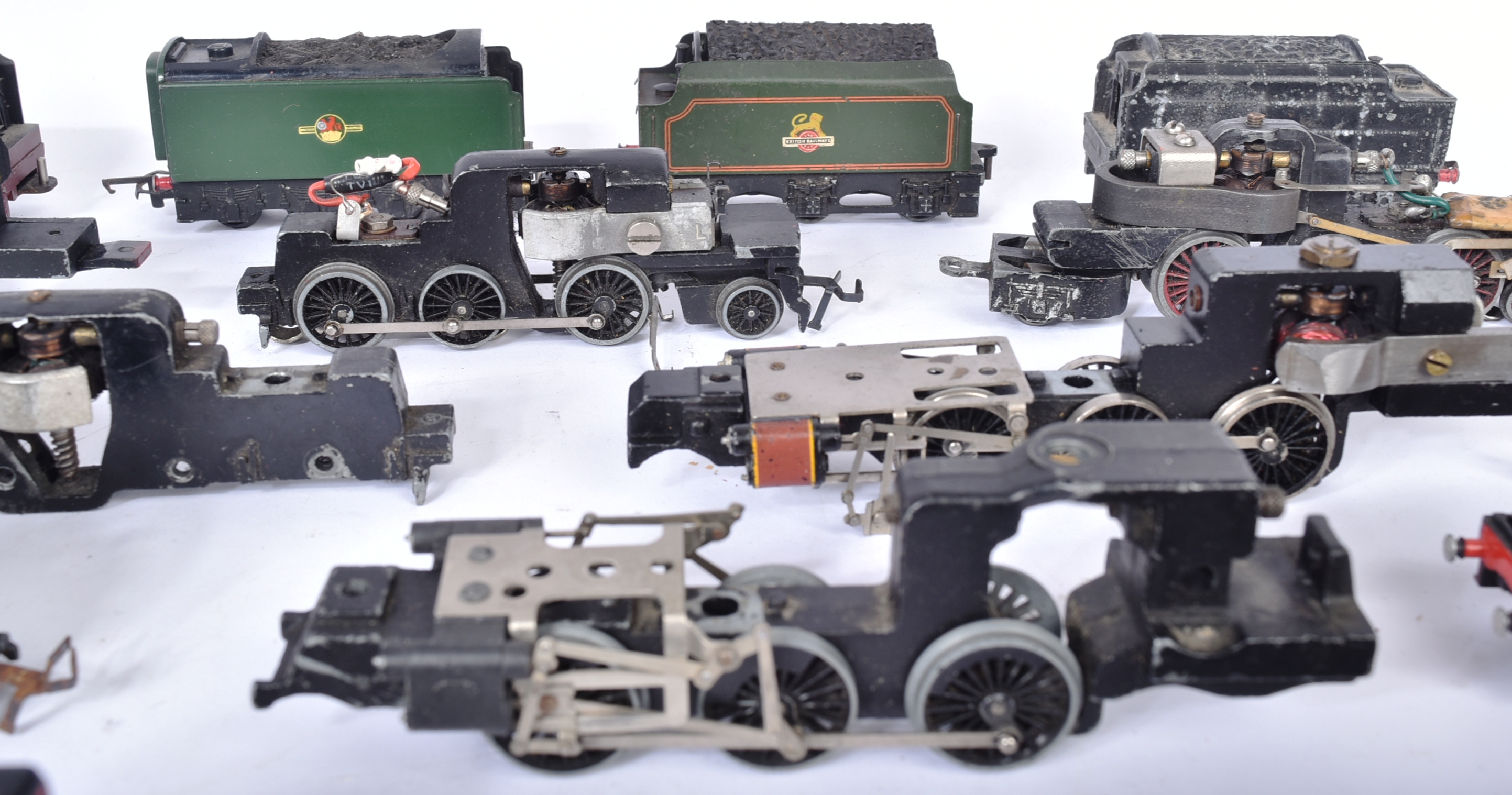 MODEL RAILWAY - COLLECTION OF OO GAUGE LOCOMOTIVE ENGINE SPARE PARTS - Image 3 of 6