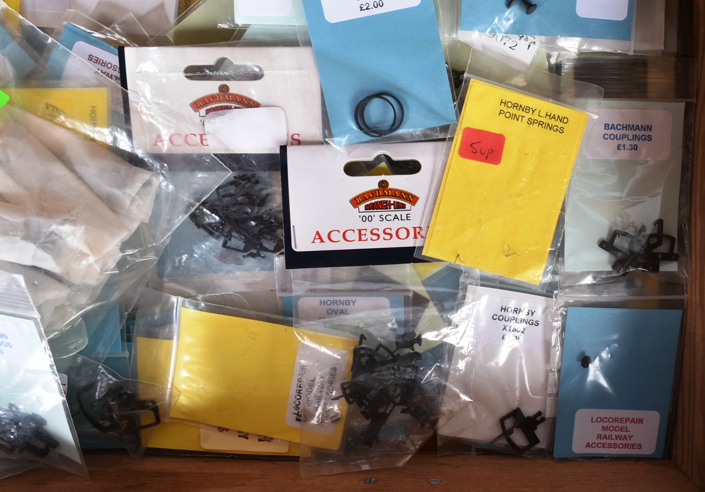 MODEL RAILWAY - COLLECTION OF ASSORTED SPARE PARTS - Image 3 of 7