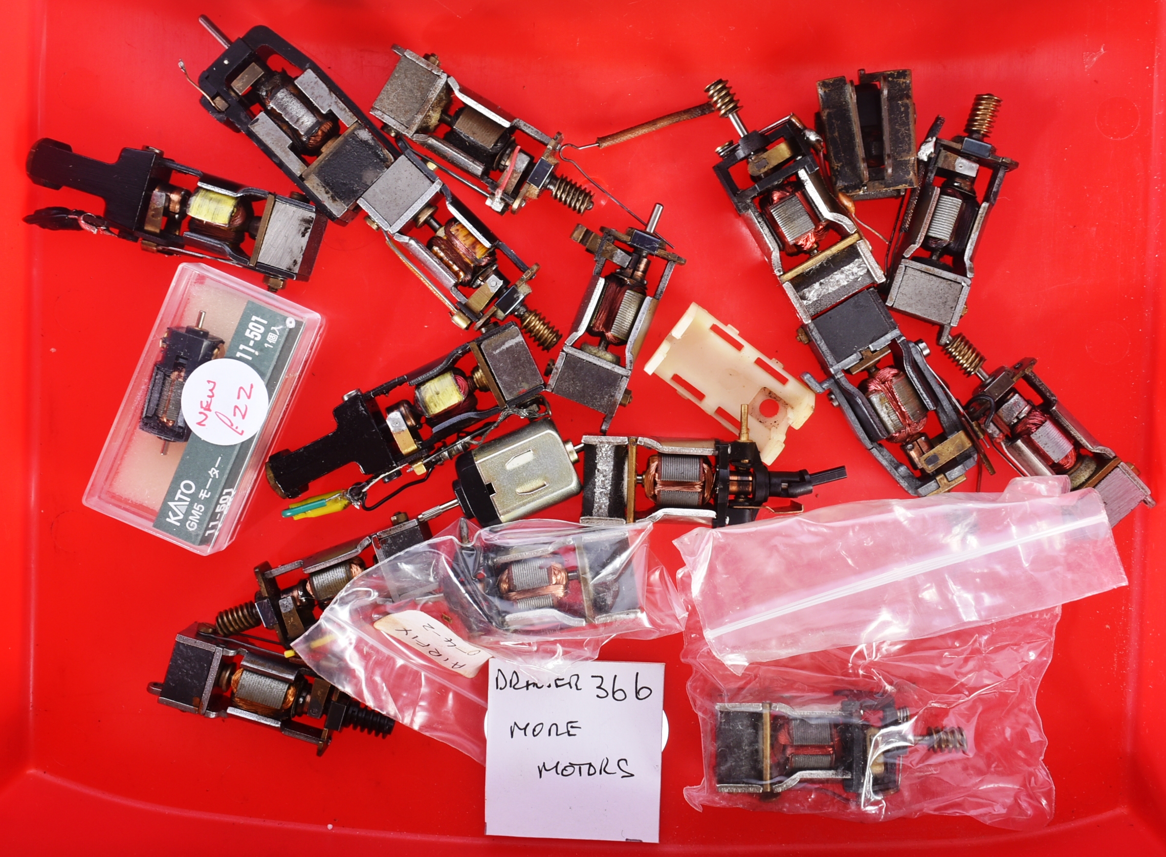 MODEL RAILWAY - COLLECTION OF ASSORTED SPARE PARTS & ACCESSORIES - Image 5 of 6