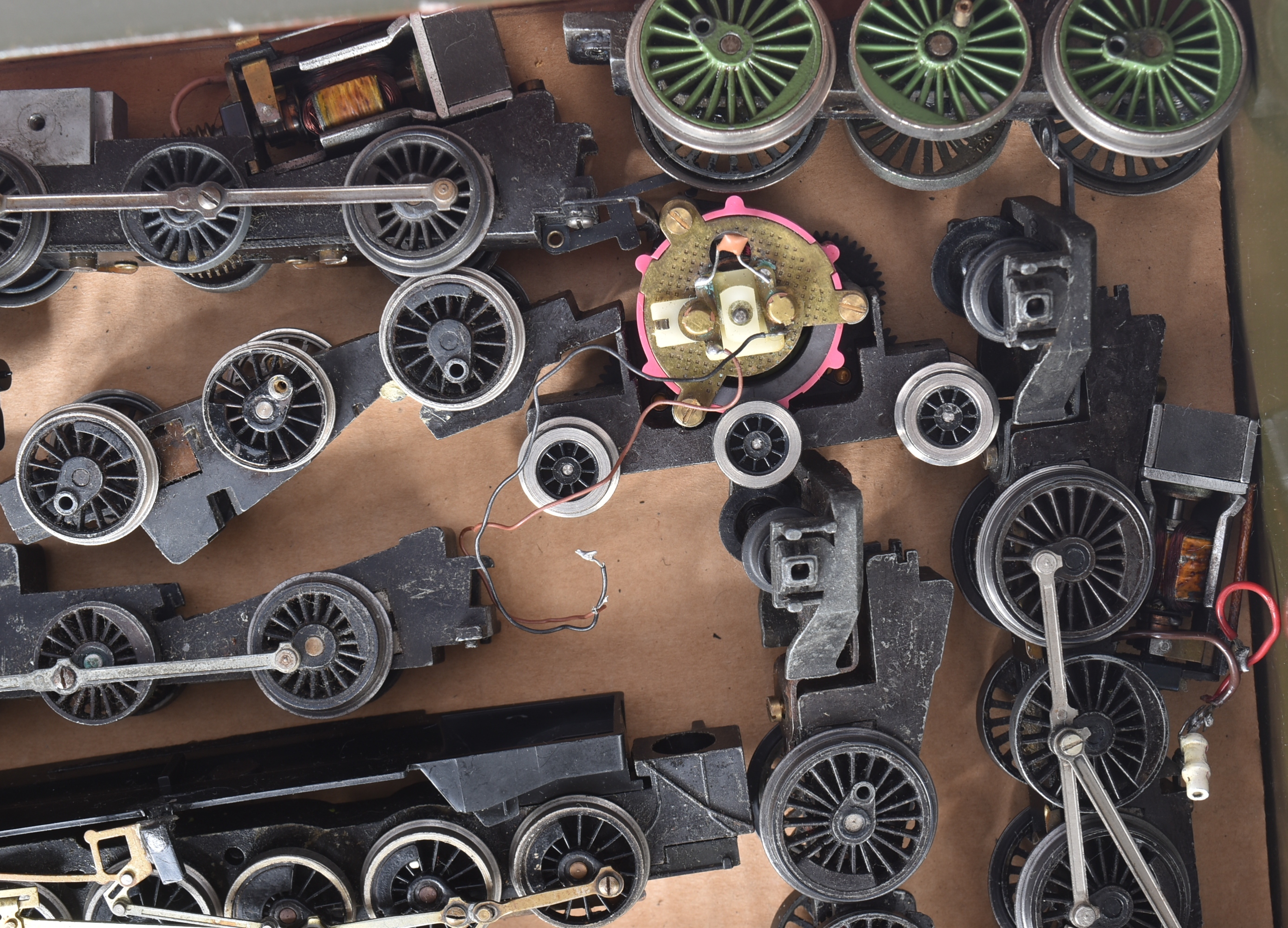 MODEL RAILWAY - COLLECTION OF OO GAUGE LOCOMOTIVE SPARE PARTS - Image 5 of 5