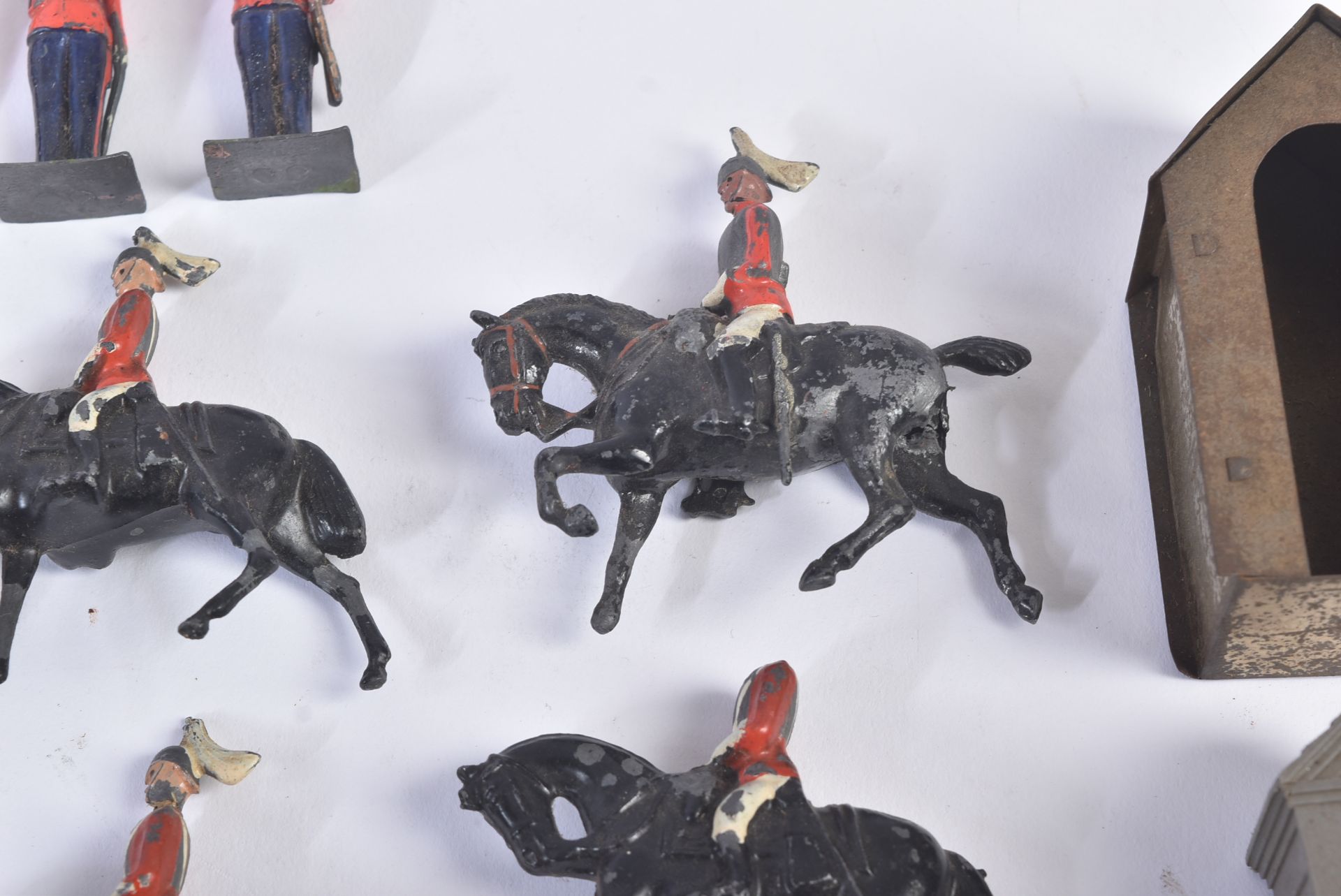 COLLECTION OF ASSORTED VINTAGE BRITAINS LEAD TOY SOLDIERS - Image 9 of 10