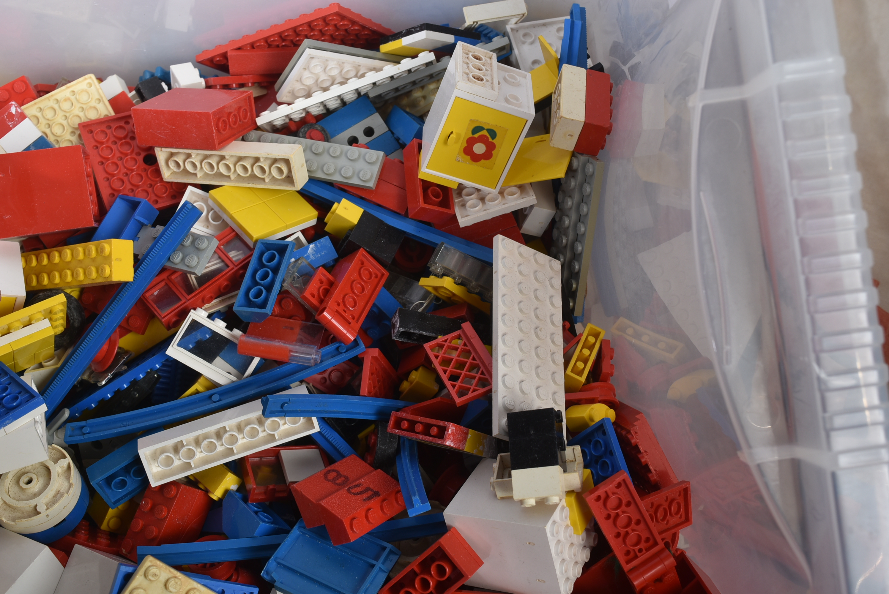 LEGO - VINTAGE LEGO BRICKS AND STORAGE TRAYS - Image 7 of 8