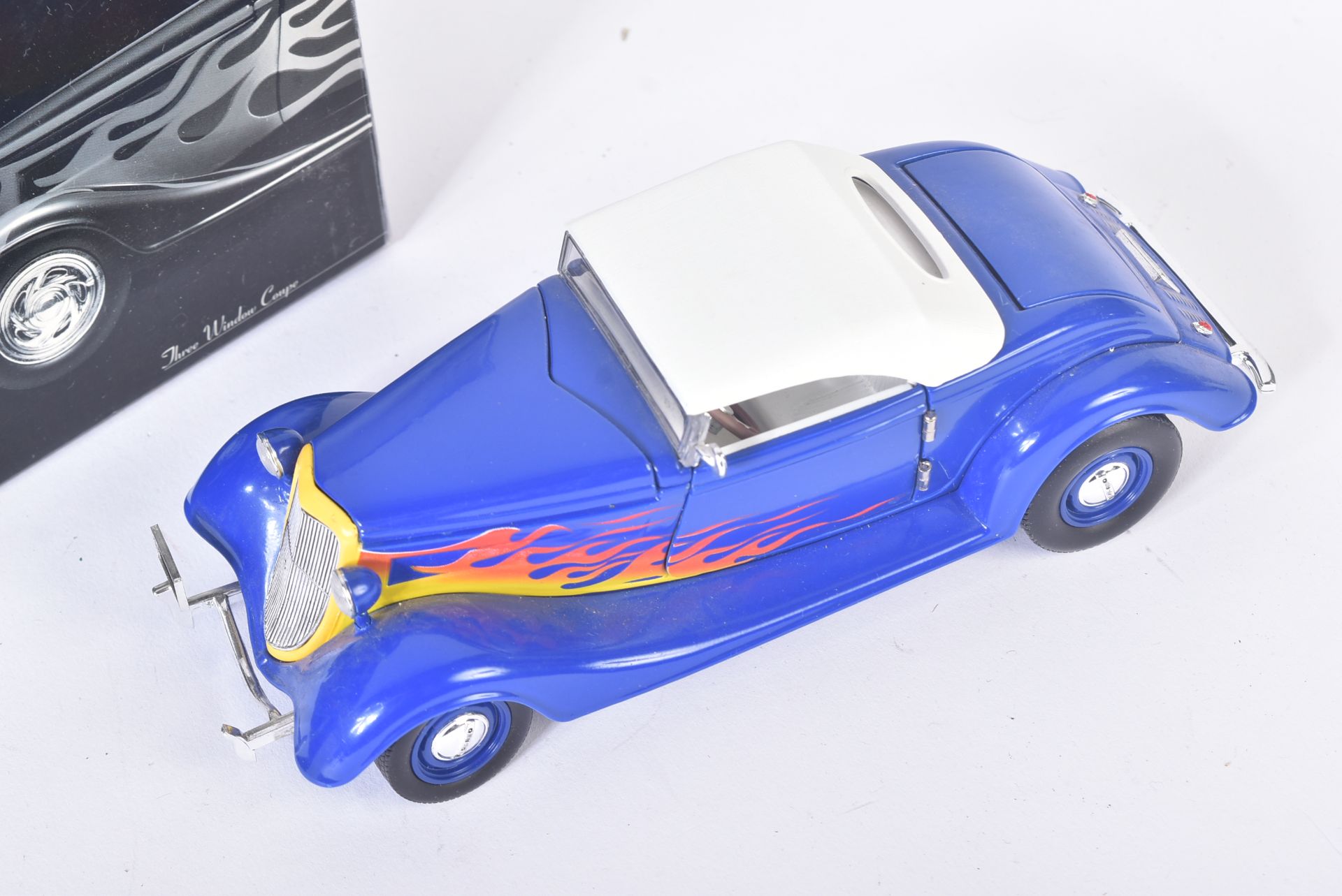 VINTAGE UNIQUE REPLICAS 1/24 SCALE DIECAST FORD CUSTOM CONVERTIBLE - Image 2 of 5