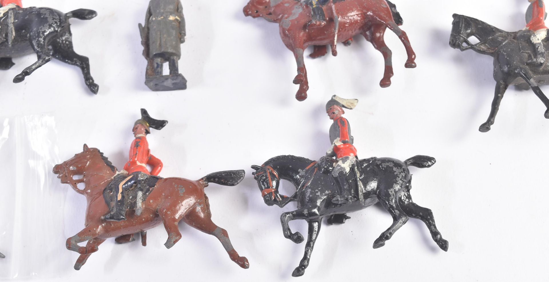 COLLECTION OF ASSORTED VINTAGE BRITAINS LEAD TOY SOLDIERS - Image 2 of 10