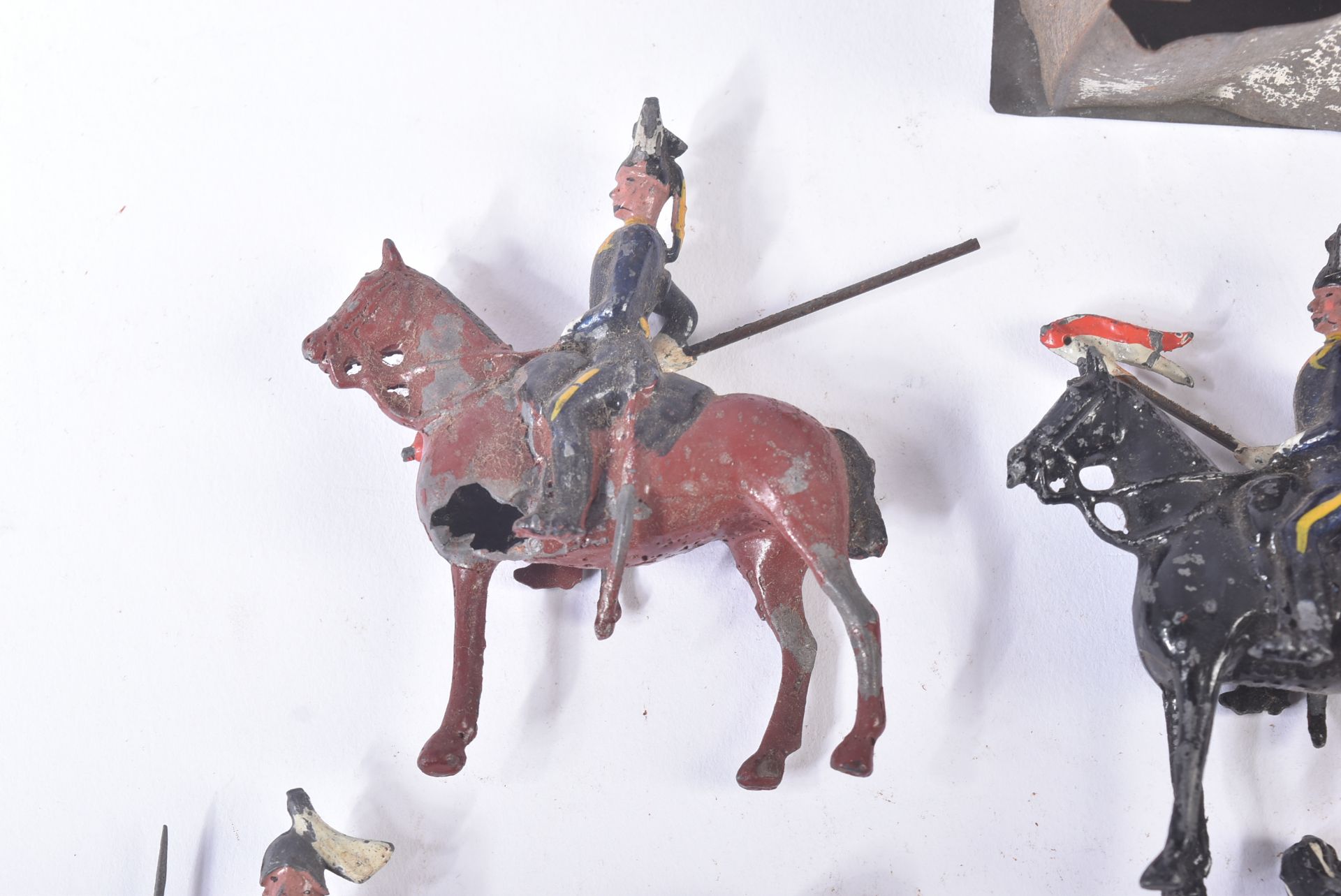 COLLECTION OF ASSORTED VINTAGE BRITAINS LEAD TOY SOLDIERS - Image 5 of 10