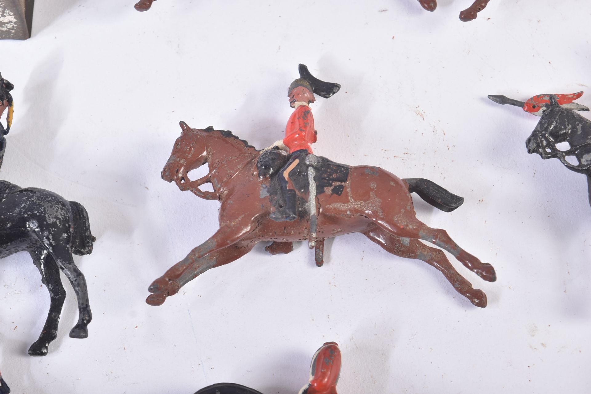 COLLECTION OF ASSORTED VINTAGE BRITAINS LEAD TOY SOLDIERS - Image 6 of 10