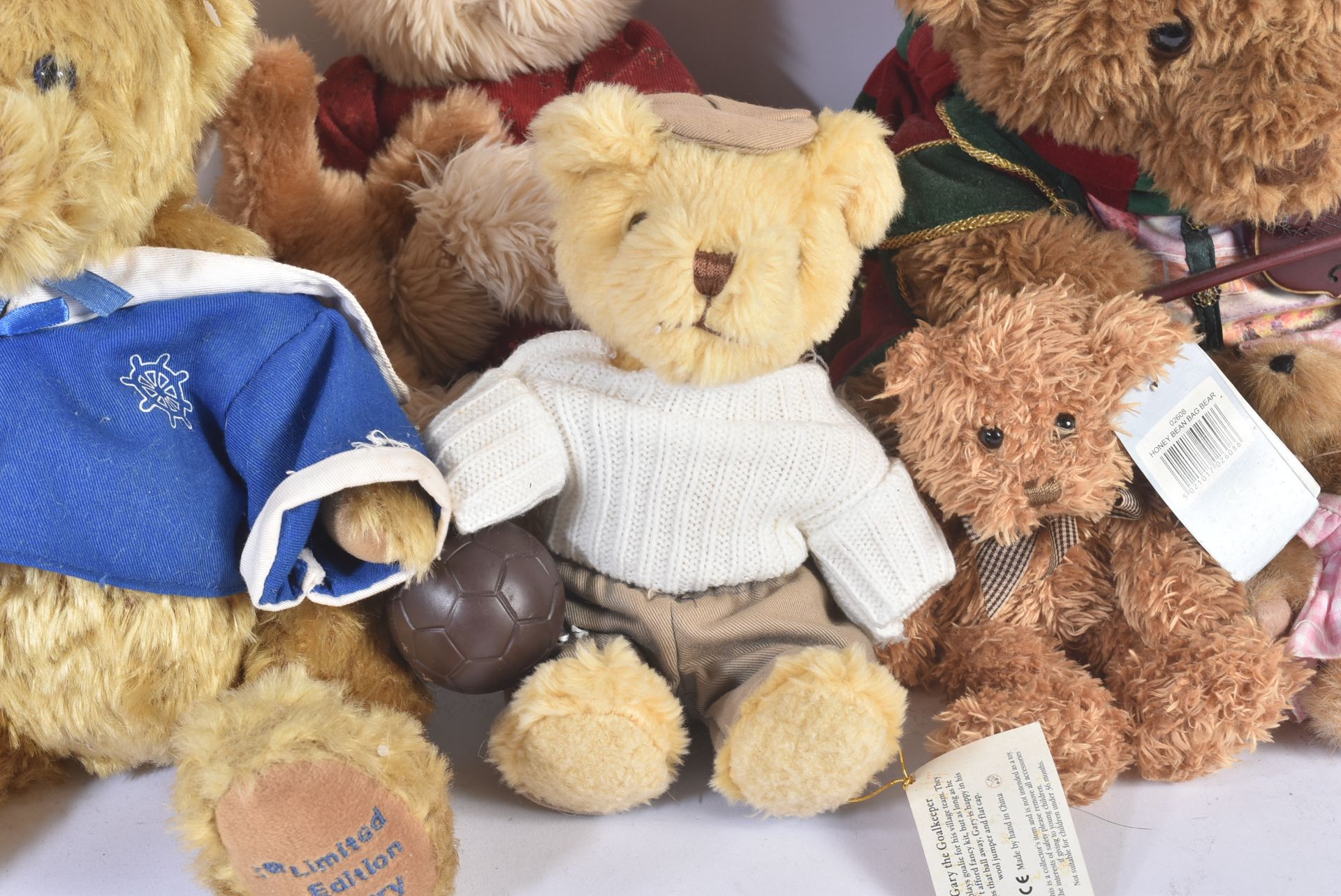 COLLECTION OF X7 SOFT TEDDY BEARS - Image 3 of 6