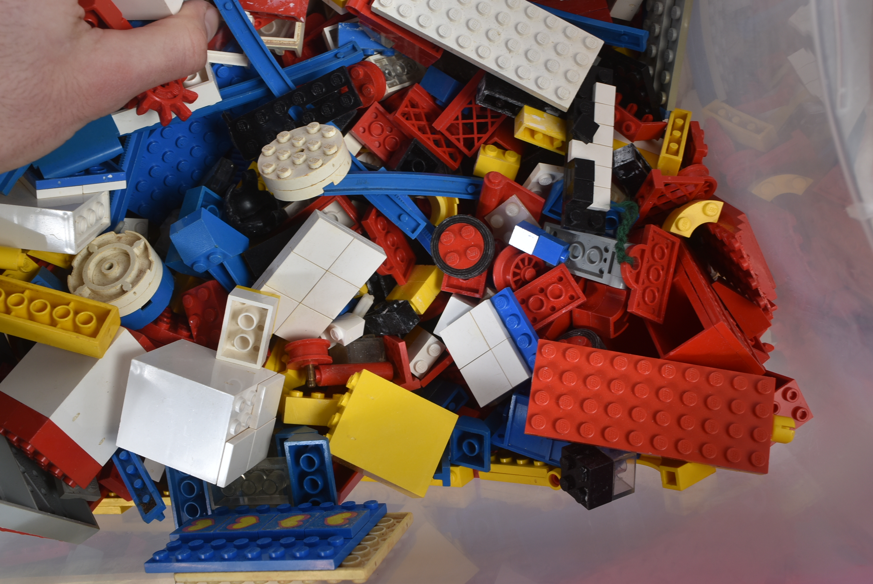 LEGO - VINTAGE LEGO BRICKS AND STORAGE TRAYS - Image 8 of 8