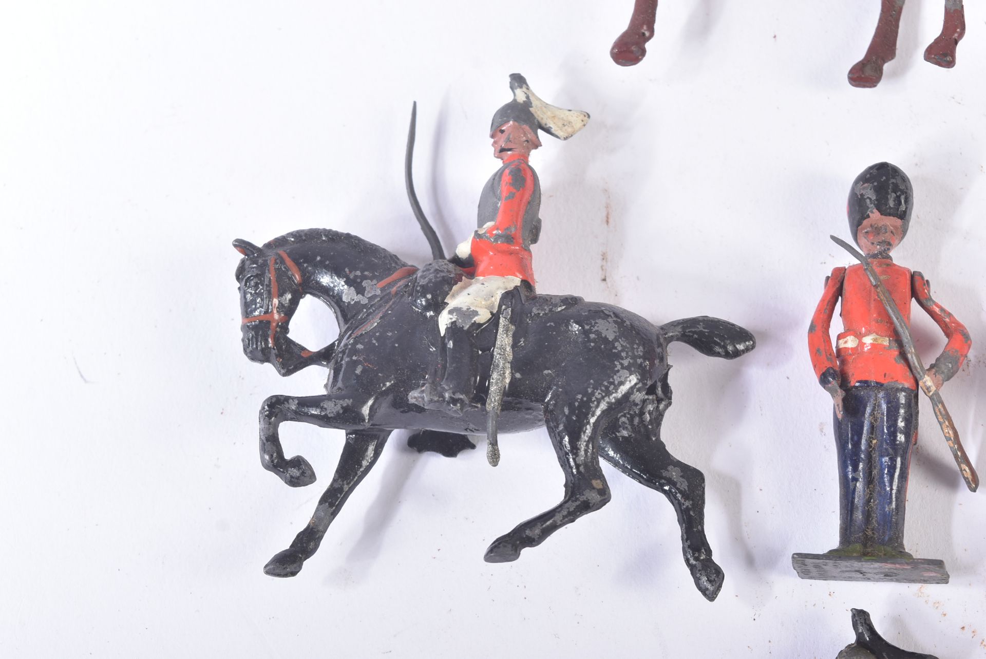 COLLECTION OF ASSORTED VINTAGE BRITAINS LEAD TOY SOLDIERS - Image 4 of 10