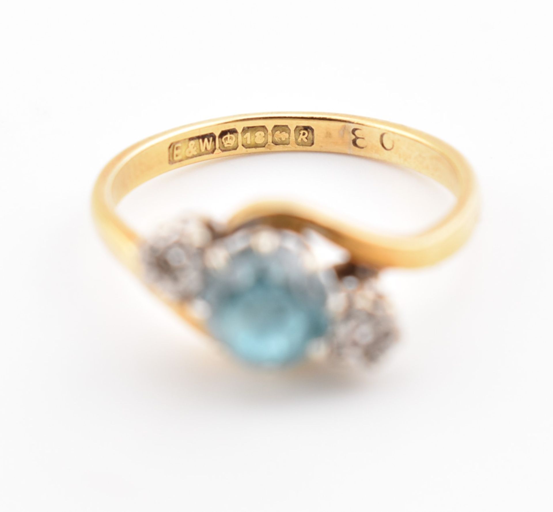 HALLMARKED 18CT GOLD ZIRCON & DIAMOND RING - Image 6 of 6