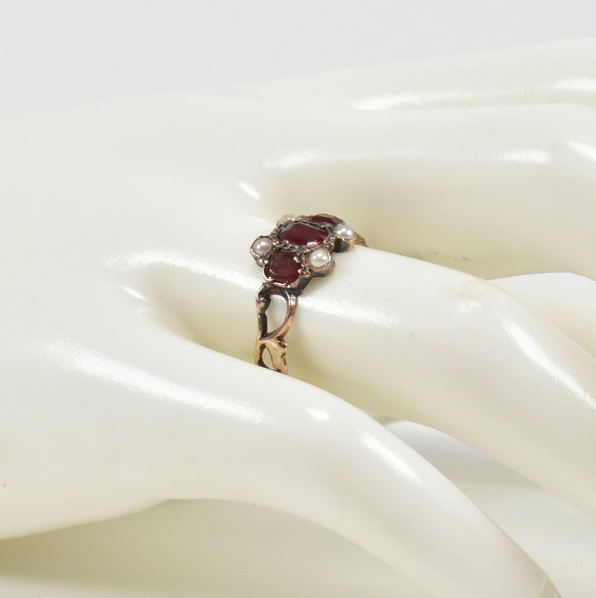 VICTORIAN HALLMARKED 15CT GOLD GARNET & PEARL RING - Image 11 of 11