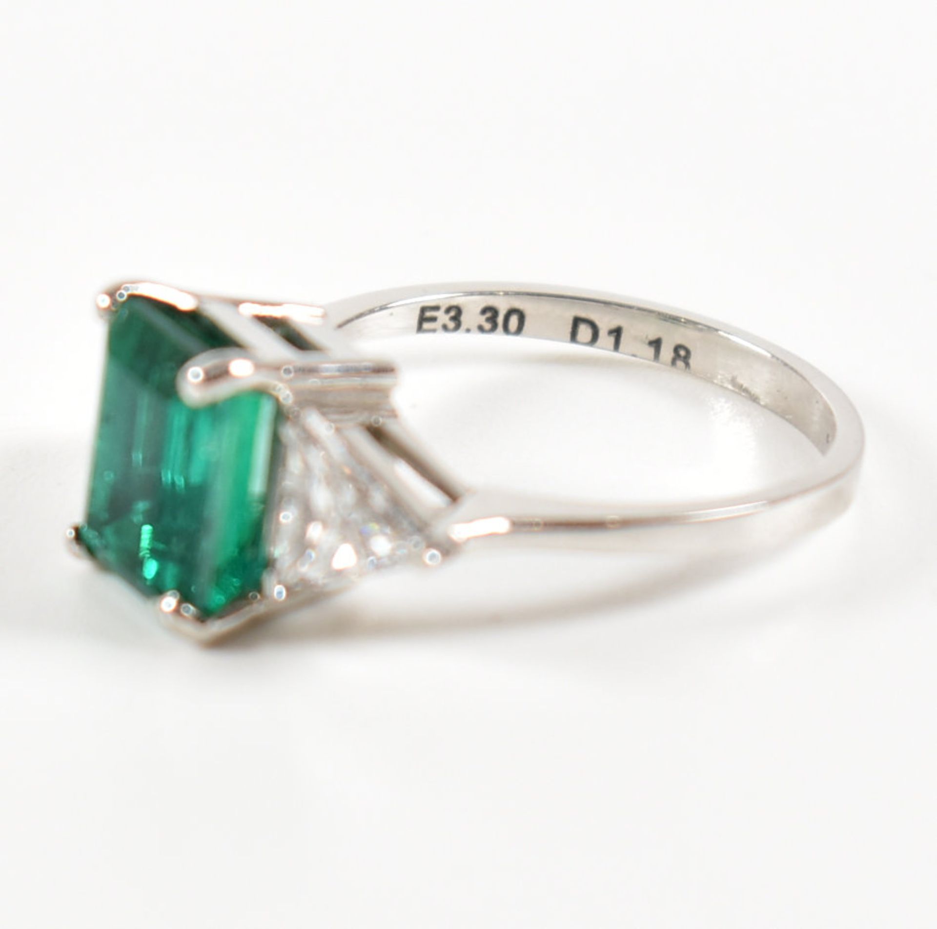 18CT WHITE GOLD COLOMBIAN EMERALD & DIAMOND RING - Image 5 of 19