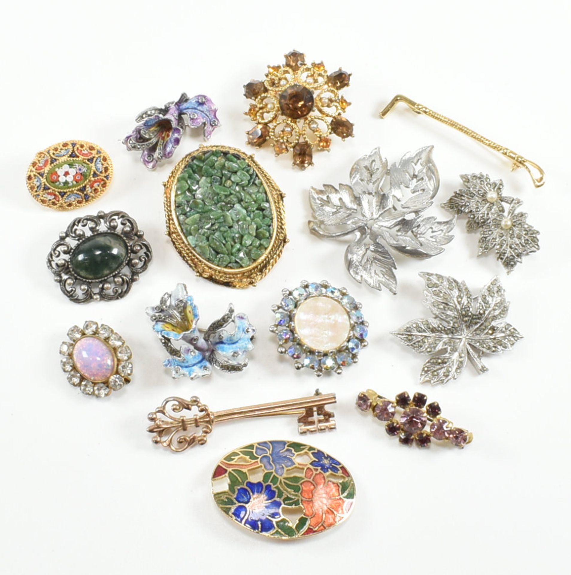 COLLECTION OF ASSORTED VINTAGE & LATER BROOCH PINS - Image 3 of 10