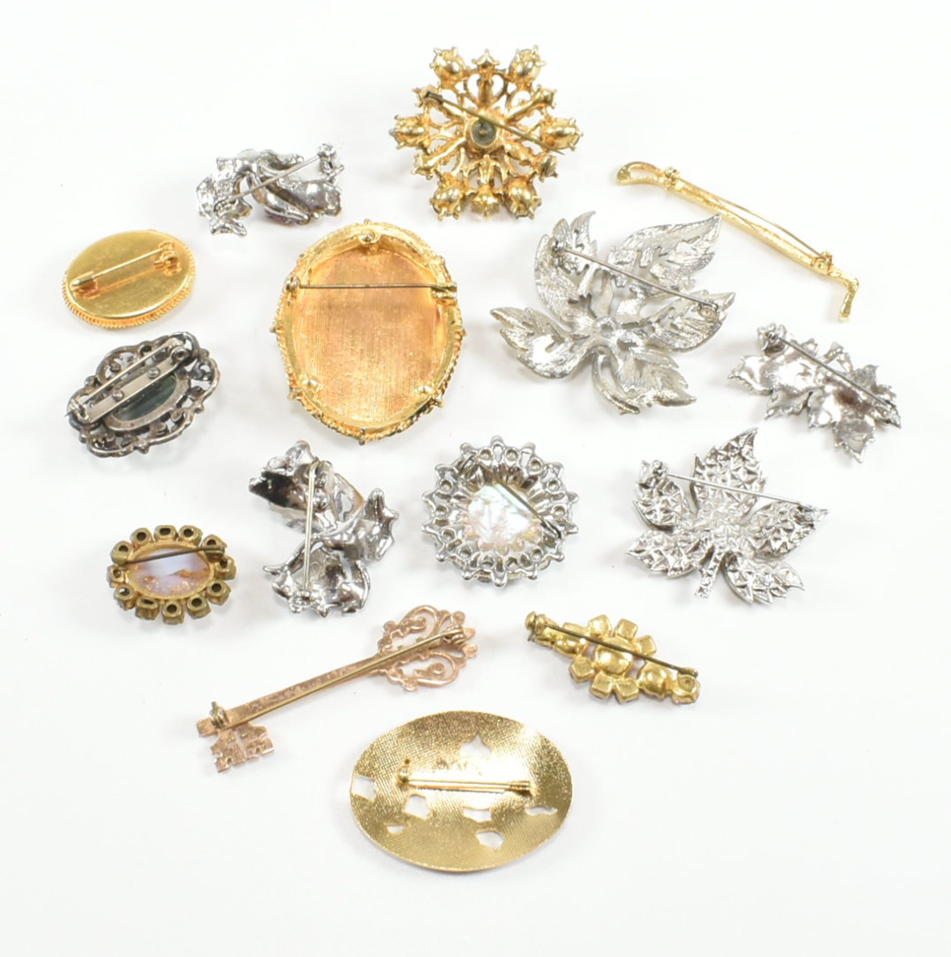 COLLECTION OF ASSORTED VINTAGE & LATER BROOCH PINS - Image 10 of 10