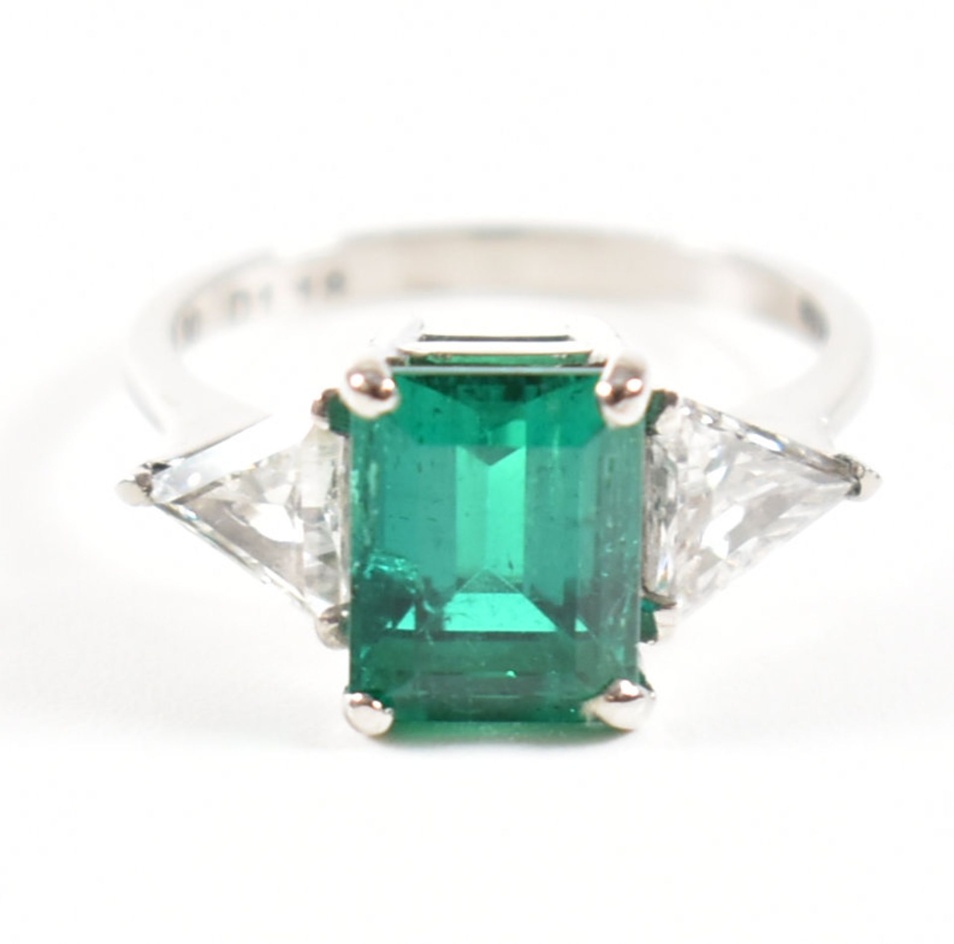 18CT WHITE GOLD COLOMBIAN EMERALD & DIAMOND RING - Image 19 of 19