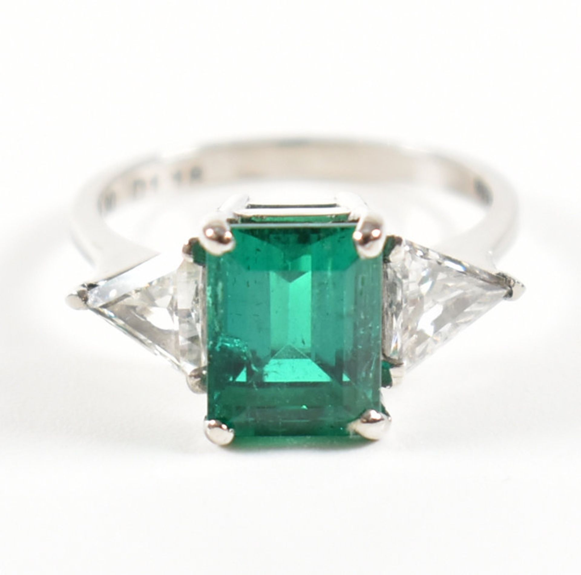 18CT WHITE GOLD COLOMBIAN EMERALD & DIAMOND RING - Image 2 of 19