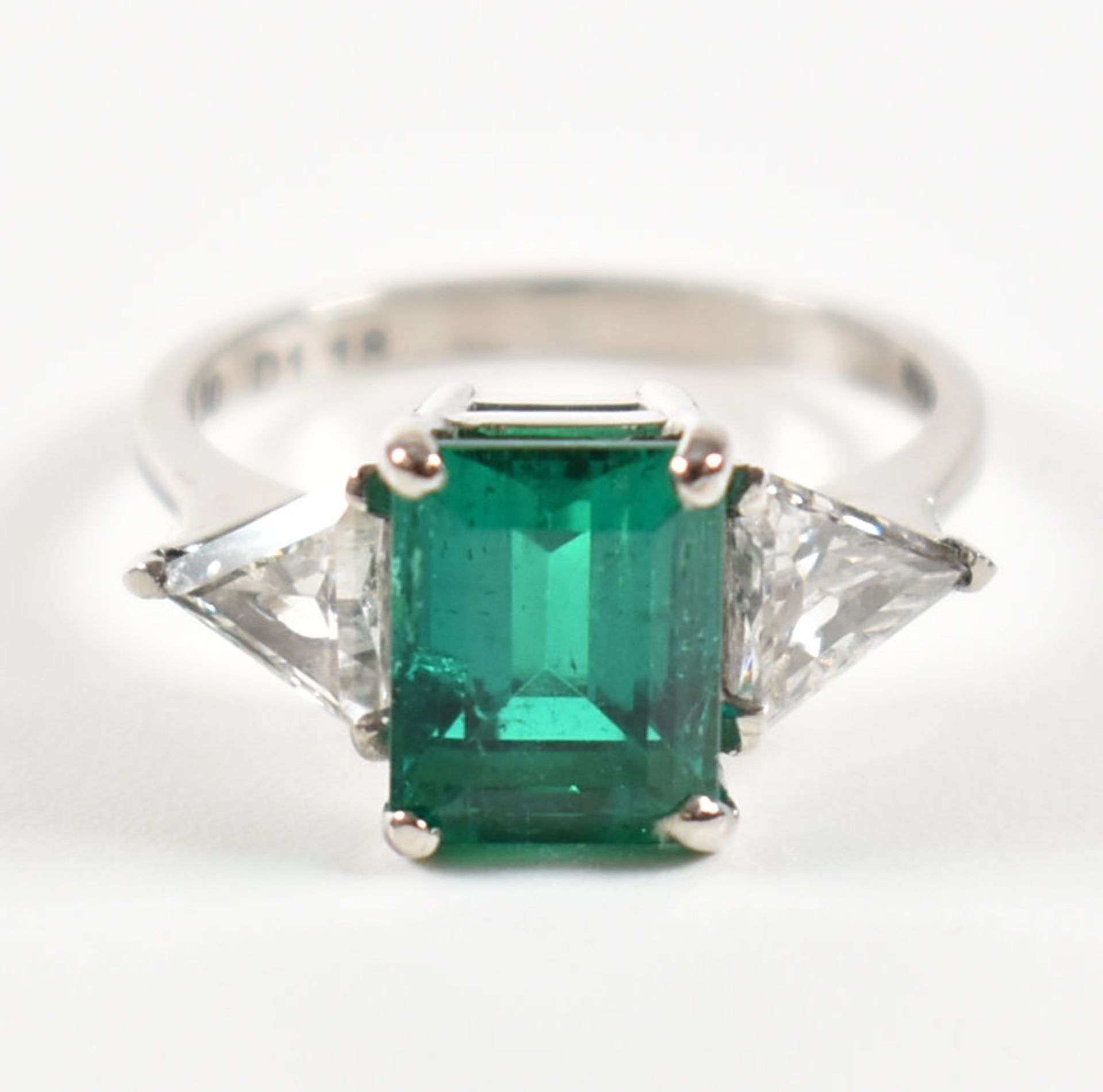 18CT WHITE GOLD COLOMBIAN EMERALD & DIAMOND RING - Image 3 of 19