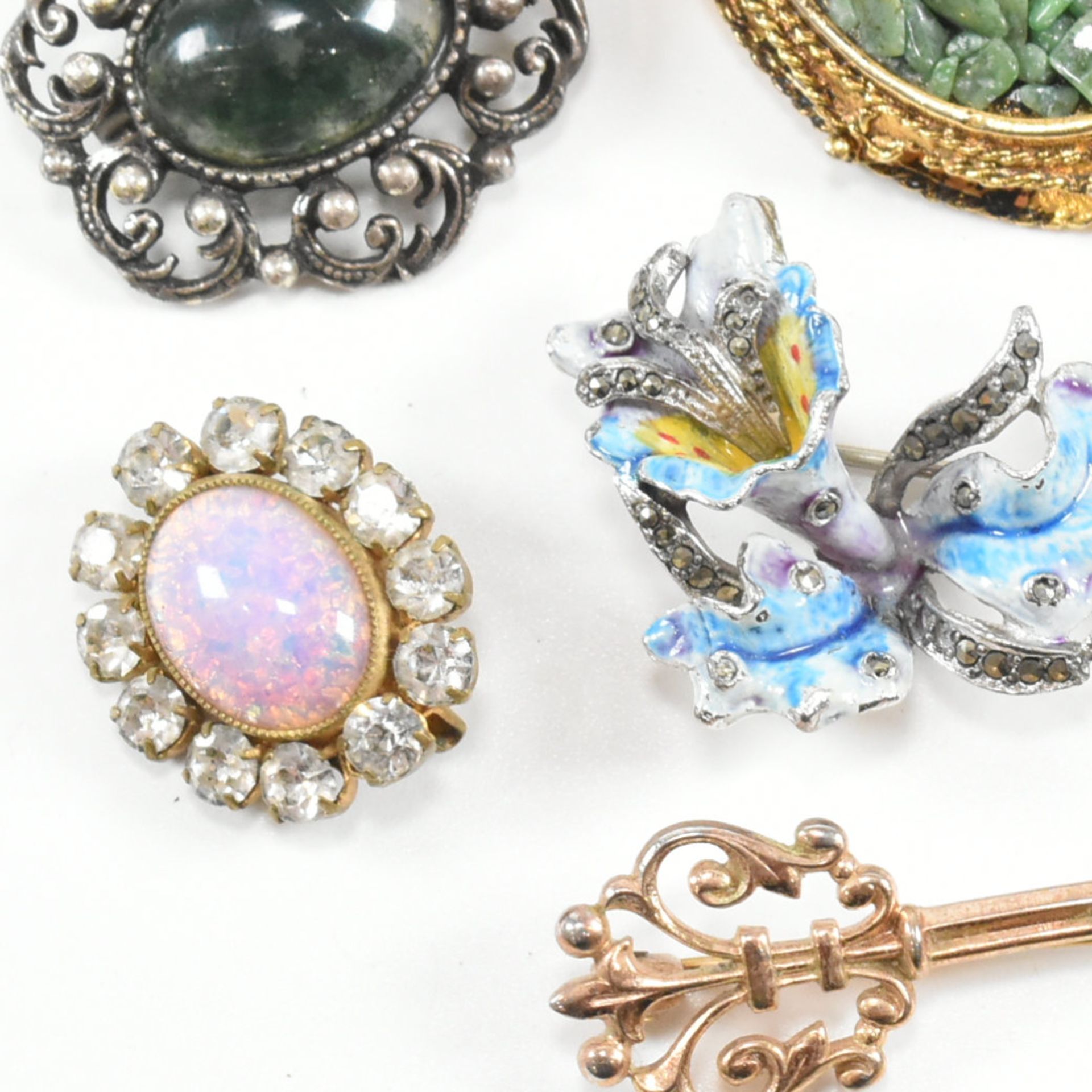 COLLECTION OF ASSORTED VINTAGE & LATER BROOCH PINS - Image 4 of 10