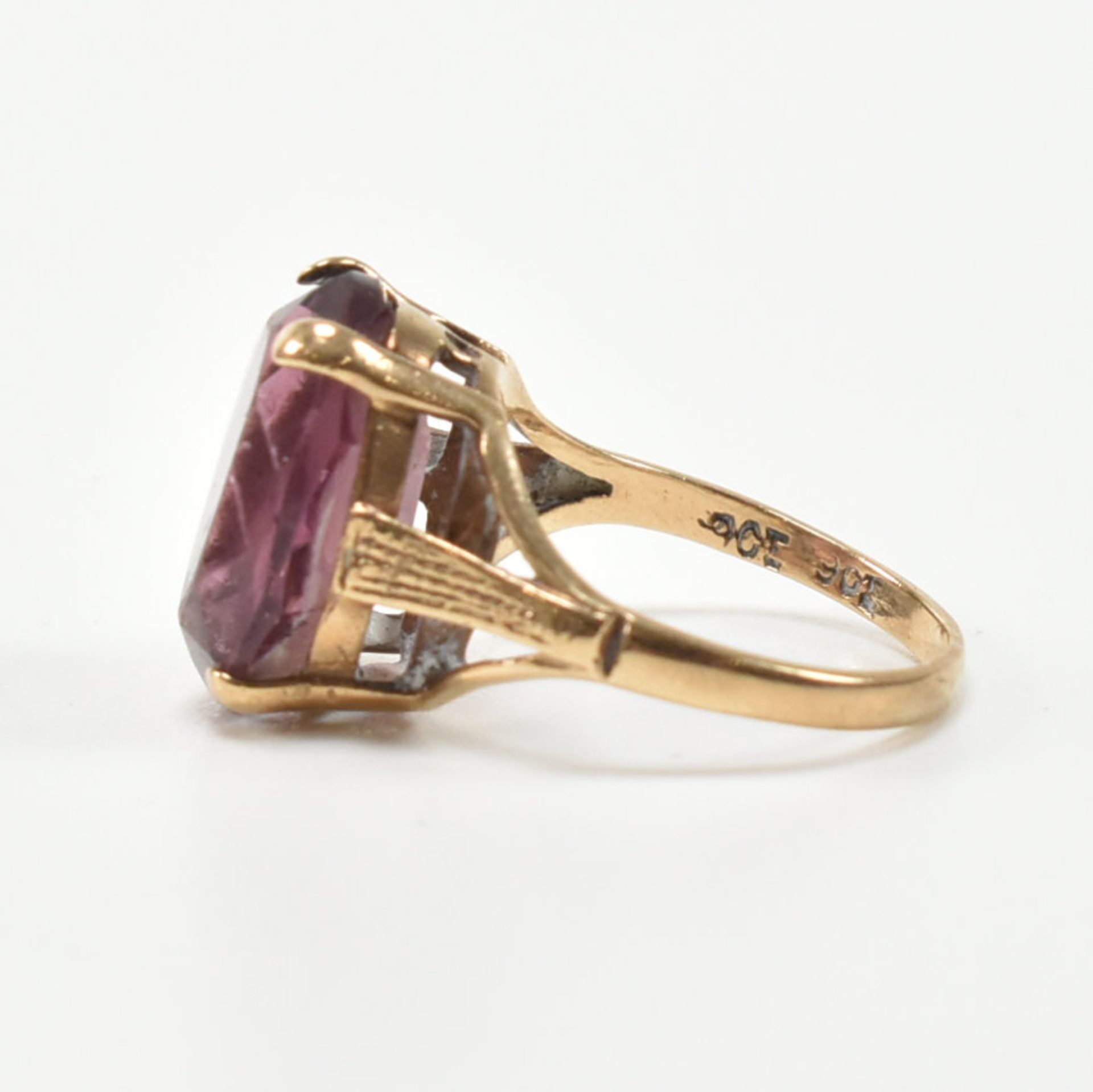 VINTAGE 9CT GOLD & PURPLE STONE RING - Image 4 of 9