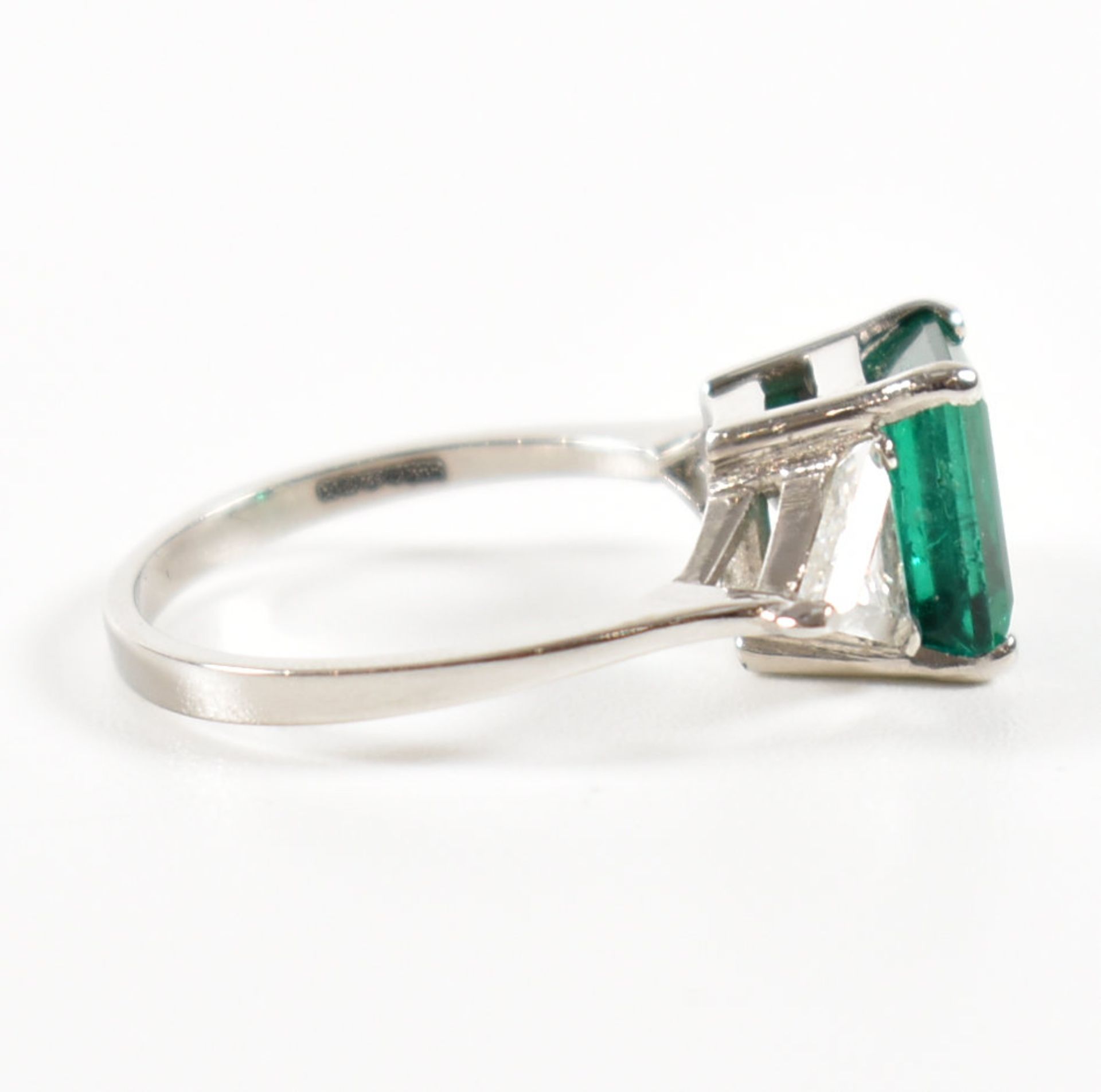 18CT WHITE GOLD COLOMBIAN EMERALD & DIAMOND RING - Image 8 of 19