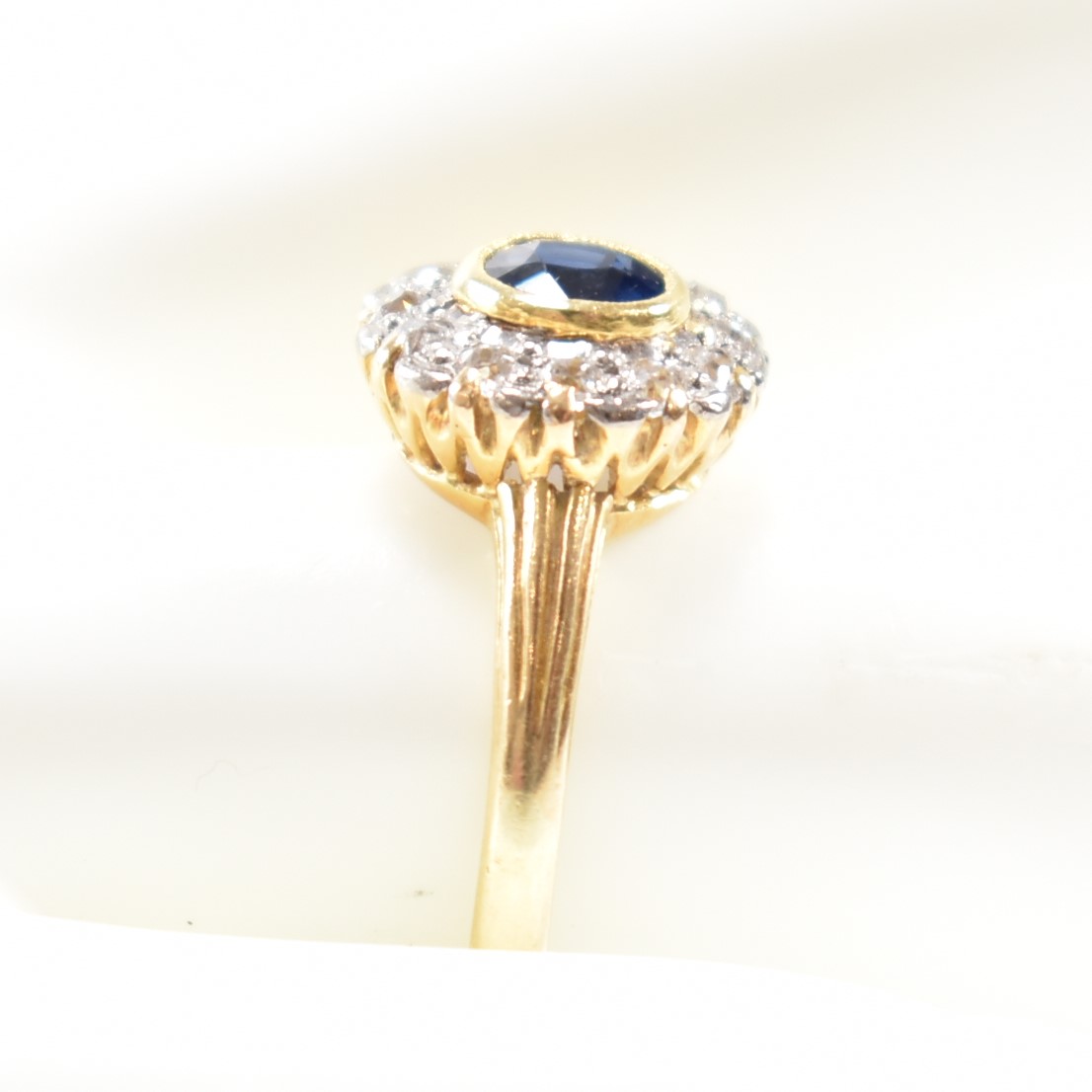 18CT GOLD SAPPHIRE & DIAMOND HALO RING - Image 7 of 7