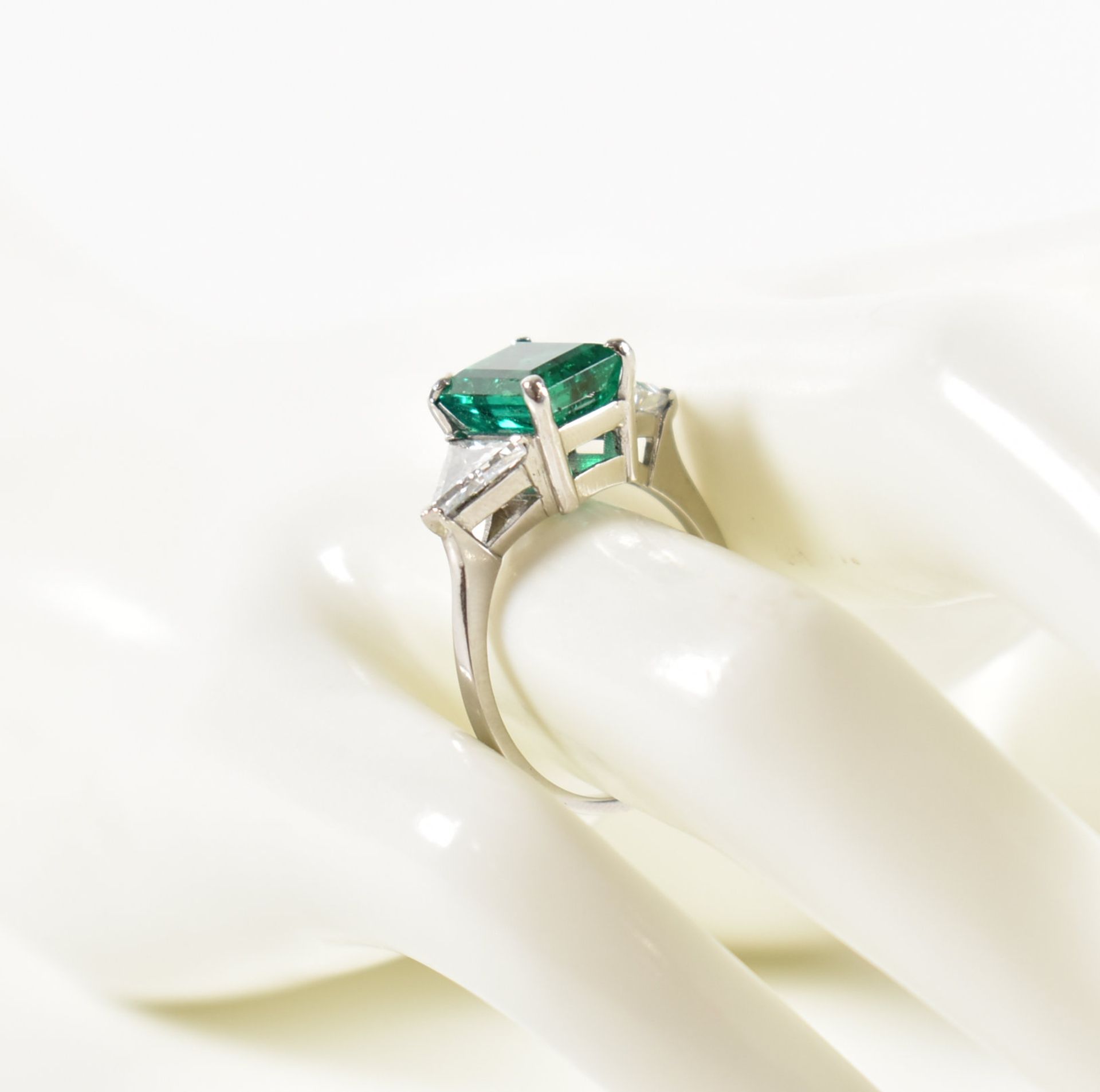 18CT WHITE GOLD COLOMBIAN EMERALD & DIAMOND RING - Image 11 of 19