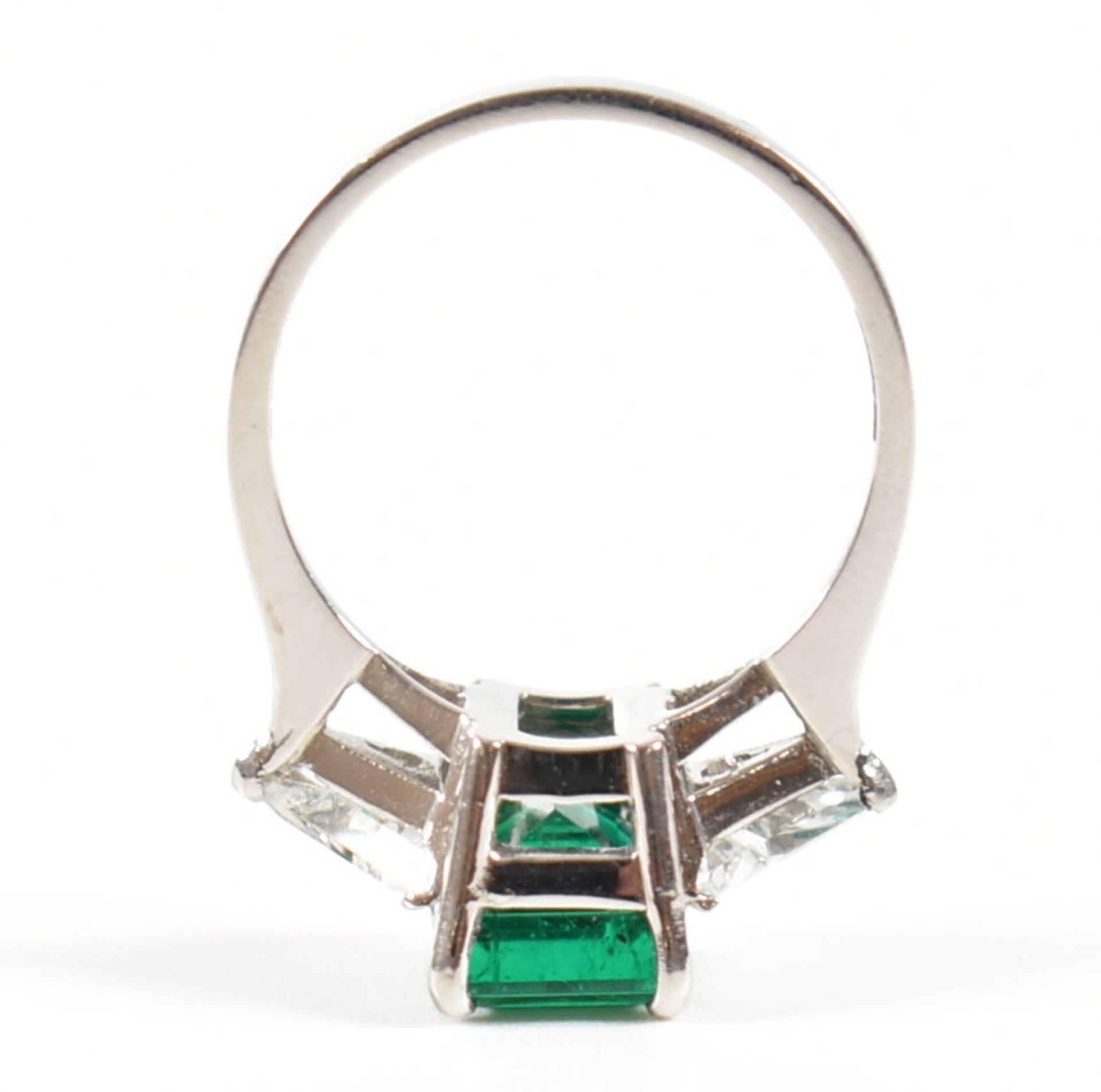 18CT WHITE GOLD COLOMBIAN EMERALD & DIAMOND RING - Image 9 of 19
