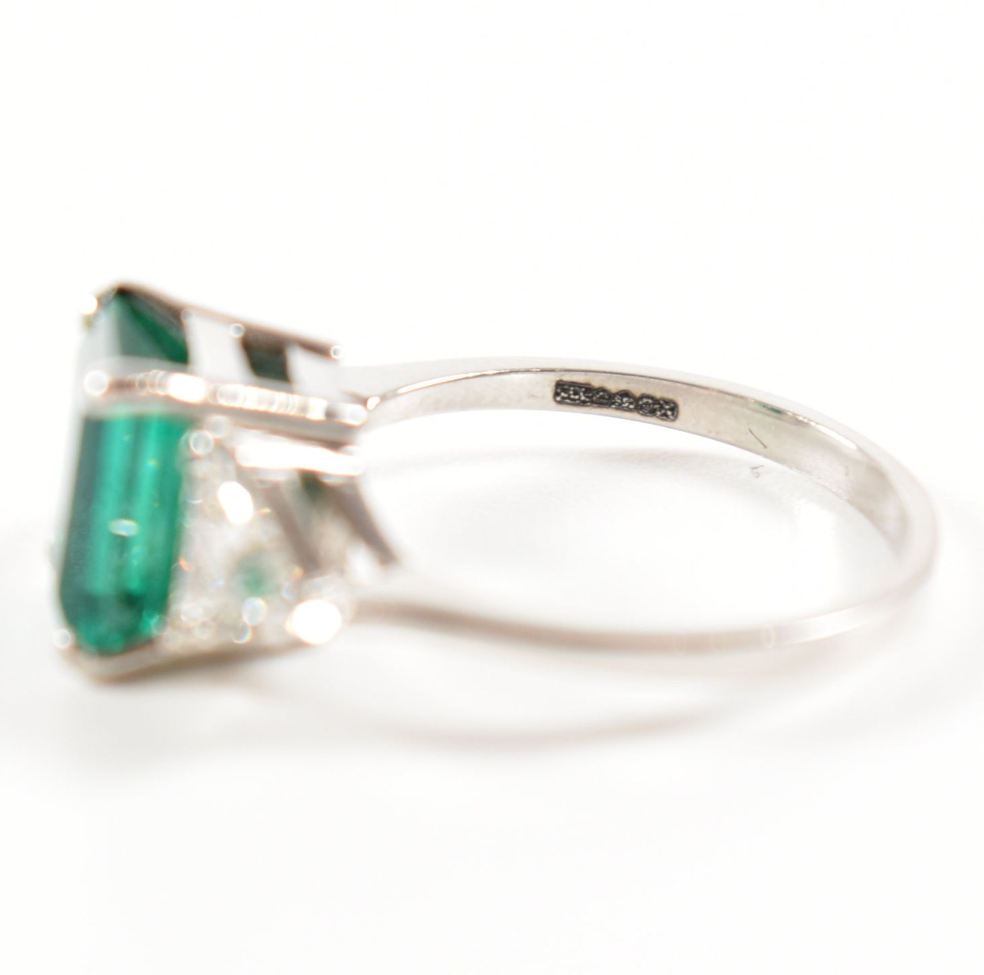 18CT WHITE GOLD COLOMBIAN EMERALD & DIAMOND RING - Image 10 of 19
