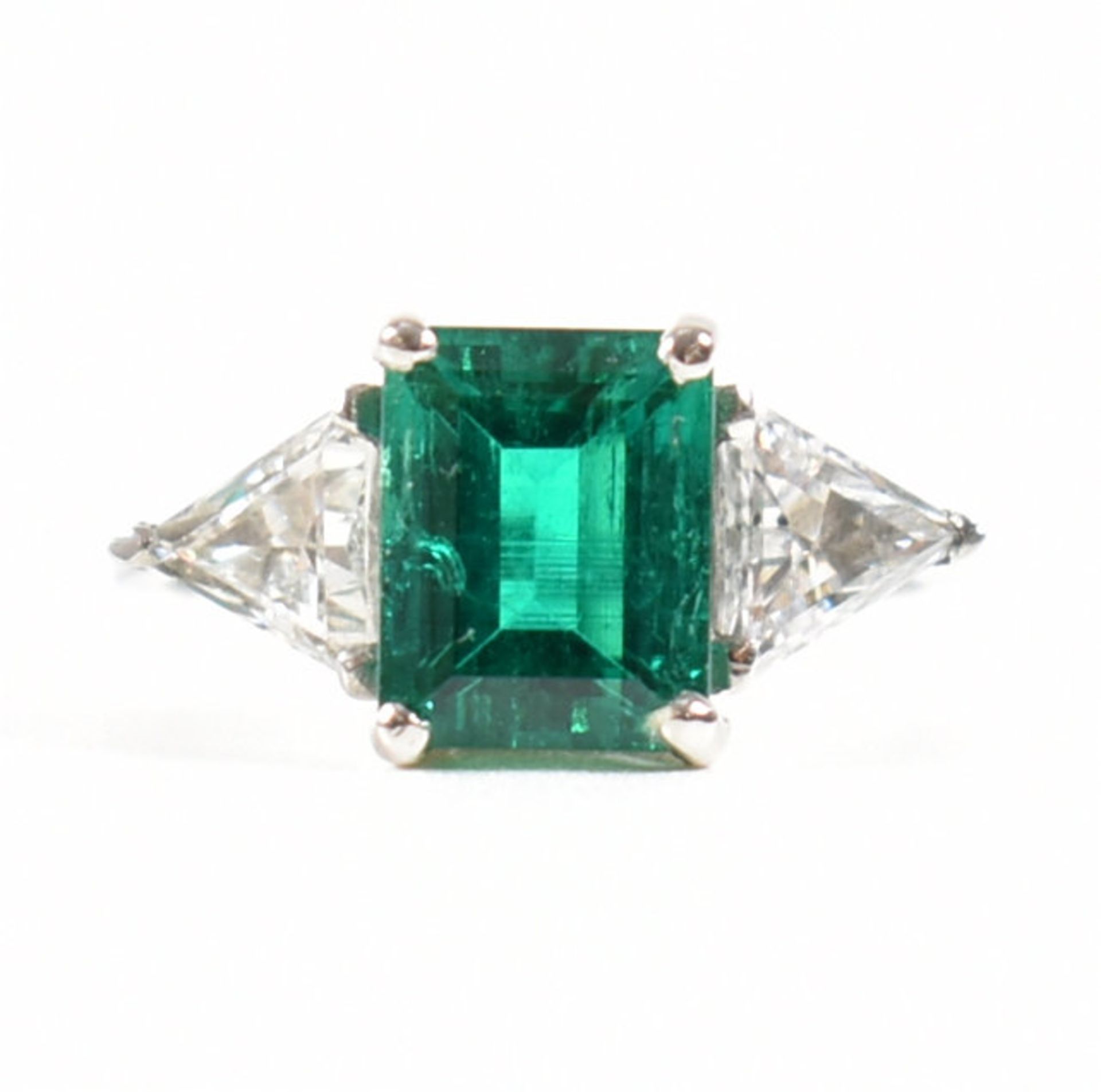 18CT WHITE GOLD COLOMBIAN EMERALD & DIAMOND RING - Image 18 of 19