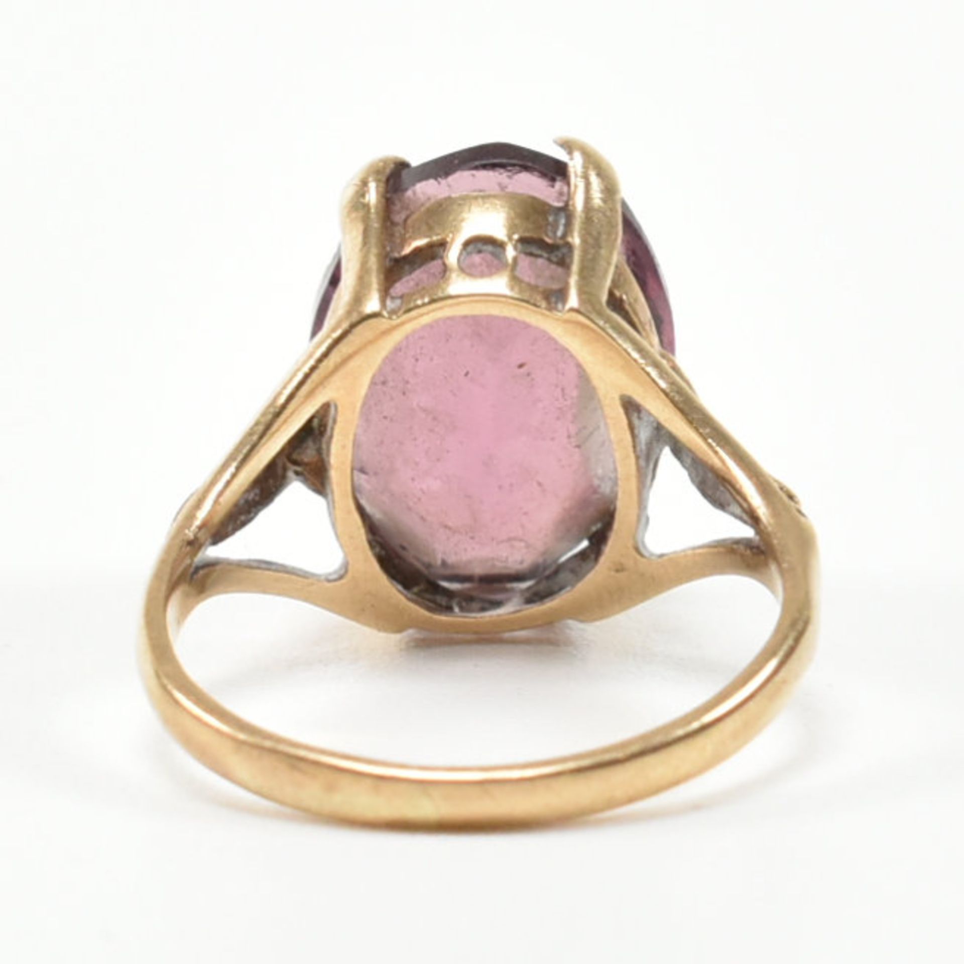 VINTAGE 9CT GOLD & PURPLE STONE RING - Image 5 of 9