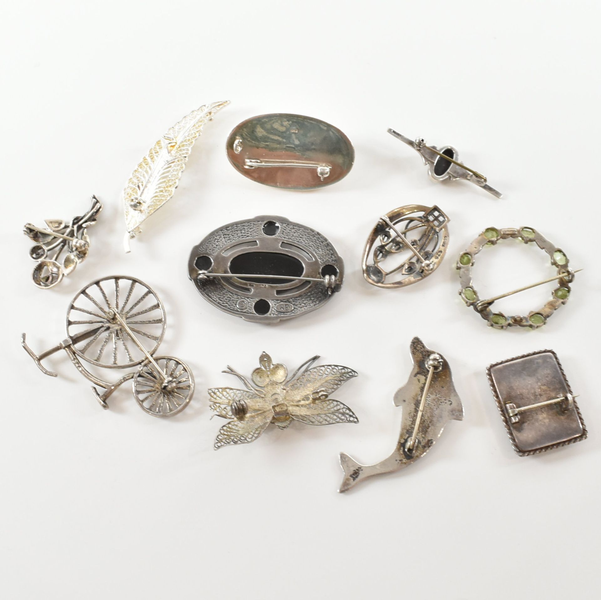 COLLECTION OF ASSORTED SILVER BROOCH PINS - Image 7 of 7