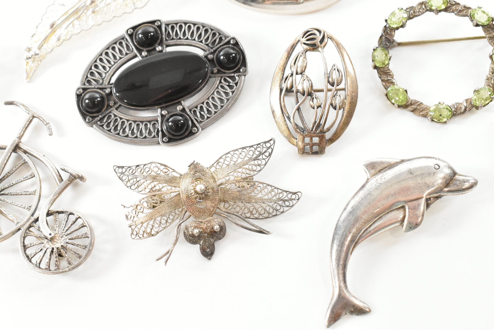 COLLECTION OF ASSORTED SILVER BROOCH PINS - Image 4 of 7